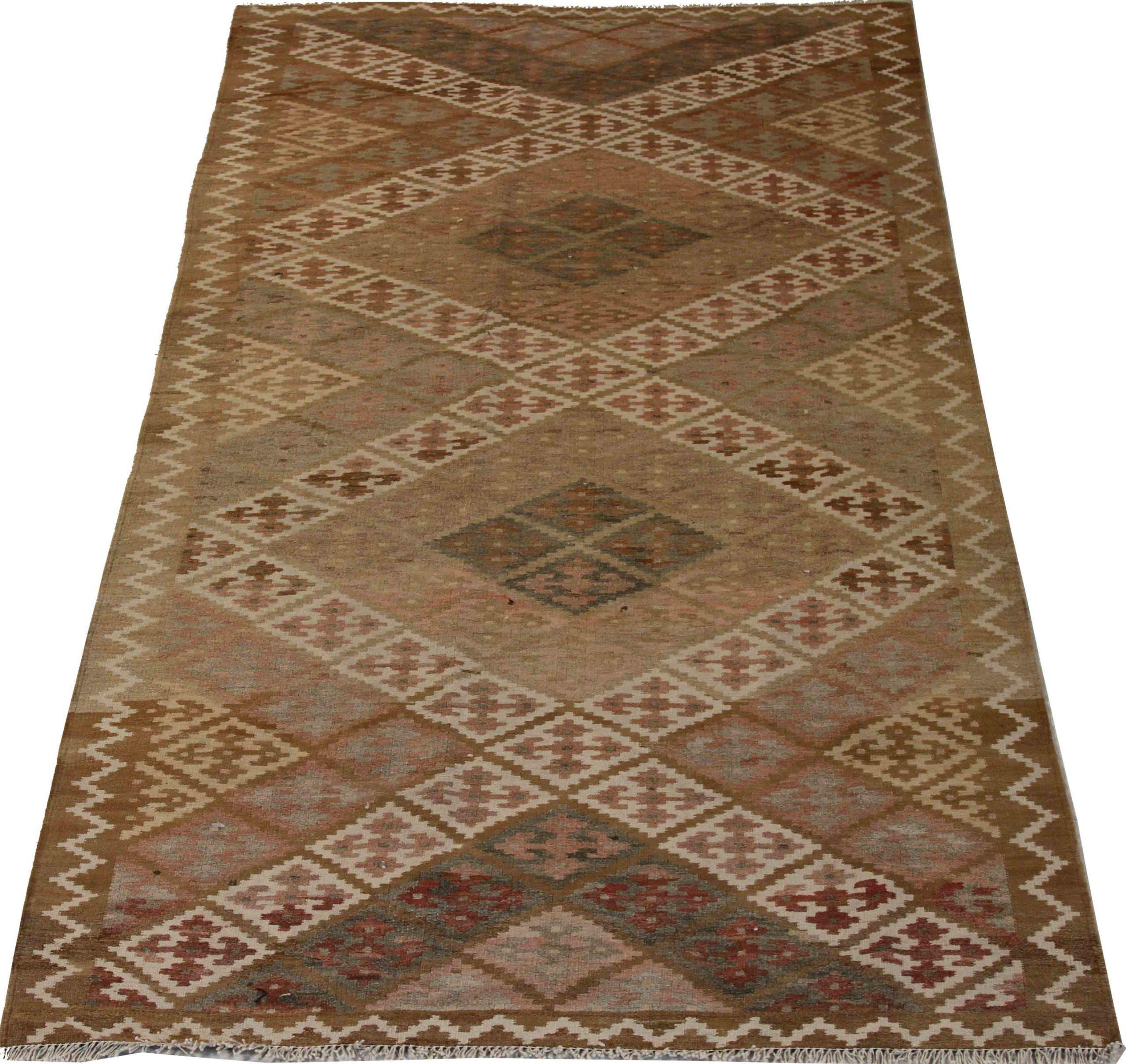 Entdecken Sie die Eleganz dieses einzigartigen Kelims aus der Zeit um 1880, der sich durch wunderschöne Handwerkskunst auszeichnet. Dieses exklusive Design, das mit viel Liebe zum Detail entworfen wurde, ist perfekt, um Ihren Raum zu verschönern.