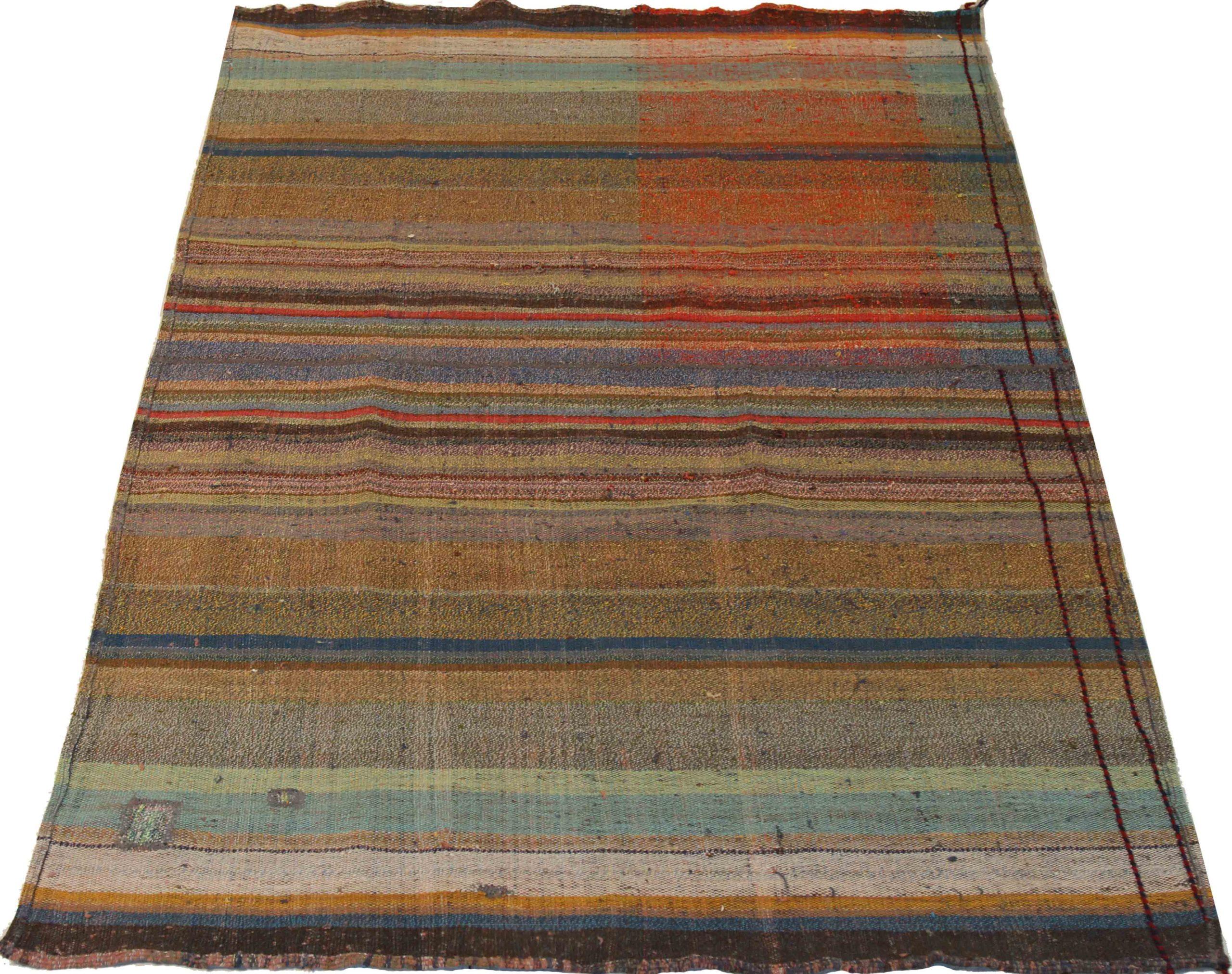 Descubre la elegancia de este Kilim único, fabricado artesanalmente en el año 1880. Diseñado con meticulosa atención al detalle, este diseño exclusivo es perfecto para realzar tu espacio.