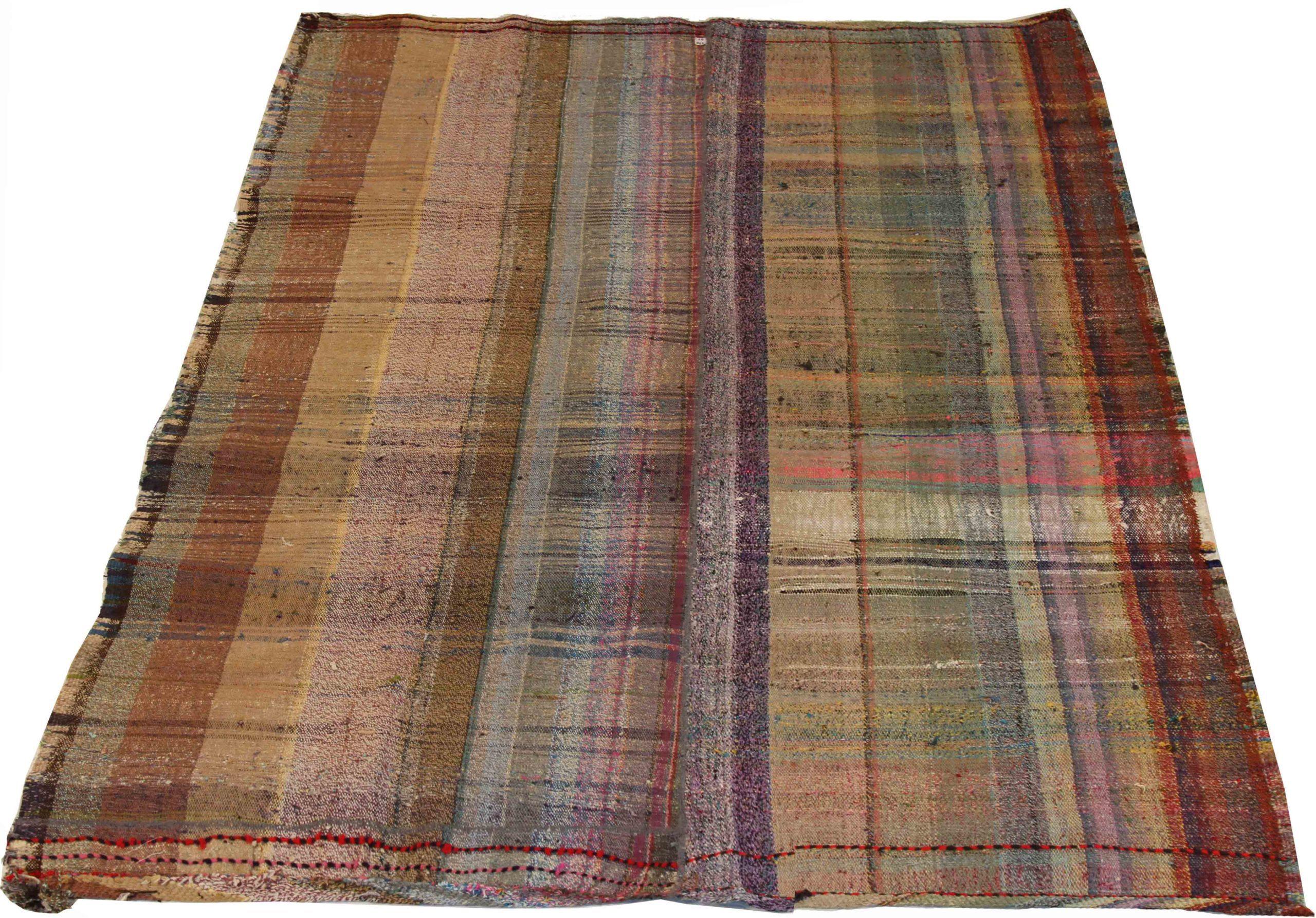 Entdecken Sie die Eleganz dieses einzigartigen Kelims aus der Zeit um 1880, der sich durch wunderschöne Handwerkskunst auszeichnet. Dieses exklusive Design, das mit viel Liebe zum Detail entworfen wurde, ist perfekt, um Ihren Raum zu verschönern.
