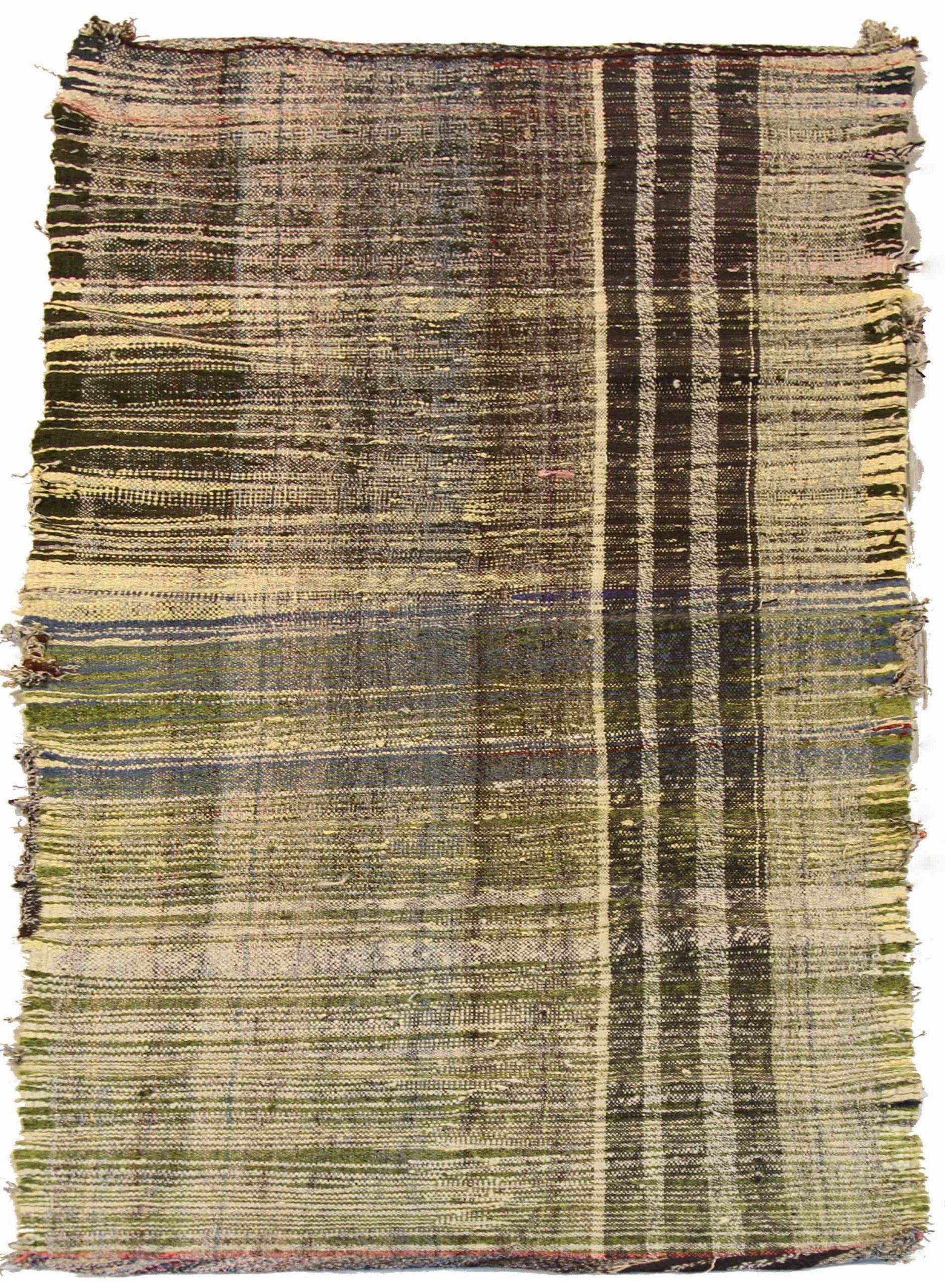 Entdecken Sie die Eleganz dieses einzigartigen Kelims aus der Zeit um 1880, der sich durch wunderschöne Handwerkskunst auszeichnet. Dieses exklusive Design, das mit viel Liebe zum Detail entworfen wurde, ist perfekt, um Ihren Raum zu verschönern.
