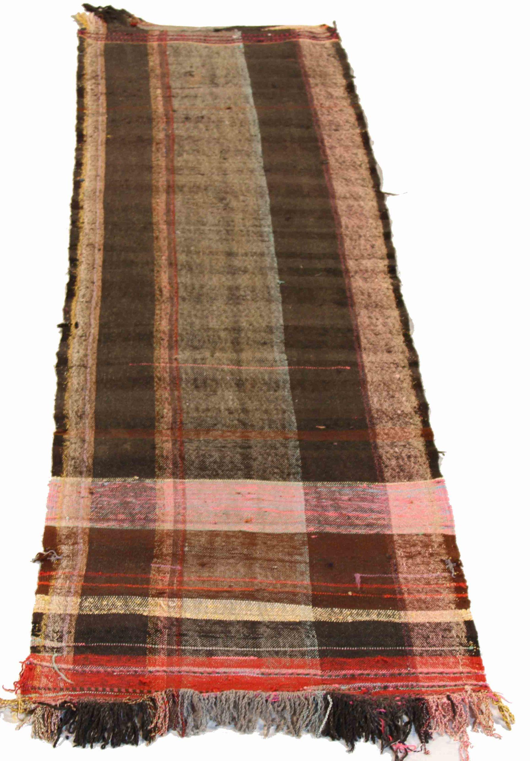 Entdecken Sie die Eleganz dieses einzigartigen Kelims aus der Zeit um 1880, der sich durch wunderschöne Handwerkskunst auszeichnet. Dieses exklusive Design, das mit viel Liebe zum Detail entworfen wurde, ist perfekt, um Ihren Raum zu verschönern.