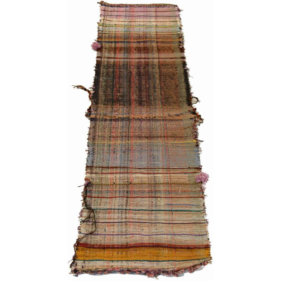 Scopri l'eleganza di questo Kilim unico nel suo genere, realizzato in modo artigianale nel 1880 circa. Progettato con una meticolosa attenzione ai dettagli, questo design esclusivo è perfetto per valorizzare il tuo spazio.