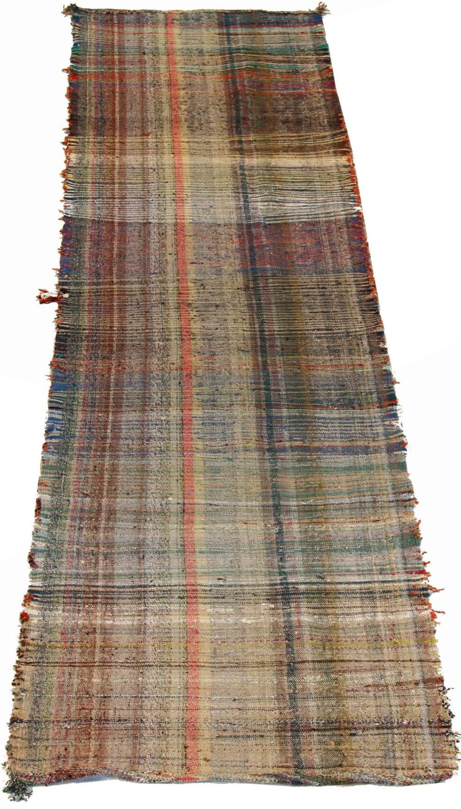 Scopri l'eleganza di questo Kilim unico nel suo genere, realizzato in modo artigianale nel 1880 circa. Progettato con una meticolosa attenzione ai dettagli, questo design esclusivo è perfetto per valorizzare il tuo spazio.
