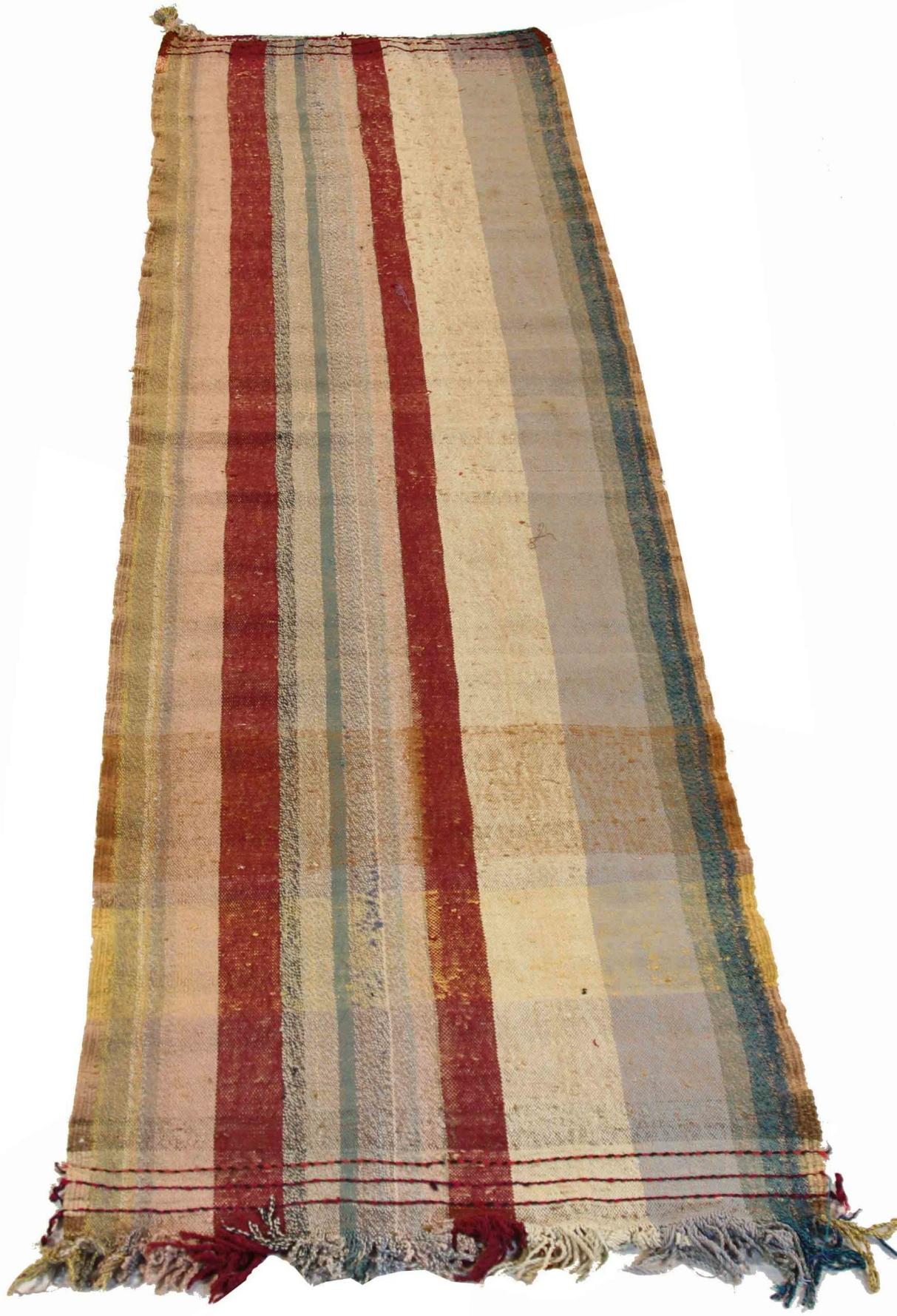 Entdecken Sie die Eleganz dieses einzigartigen Kelims aus der Zeit um 1880, der sich durch wunderschöne Handwerkskunst auszeichnet. Dieses exklusive Design, das mit viel Liebe zum Detail entworfen wurde, ist perfekt, um Ihren Raum zu verschönern.