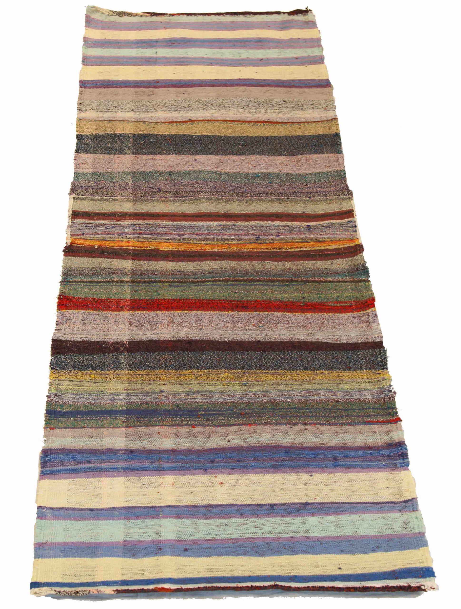 Entdecken Sie die Eleganz dieses einzigartigen Kelims aus der Zeit um 1880, der sich durch wunderschöne Handwerkskunst auszeichnet. Dieses exklusive Design, das mit viel Liebe zum Detail entworfen wurde, ist perfekt, um Ihren Raum zu verschönern.