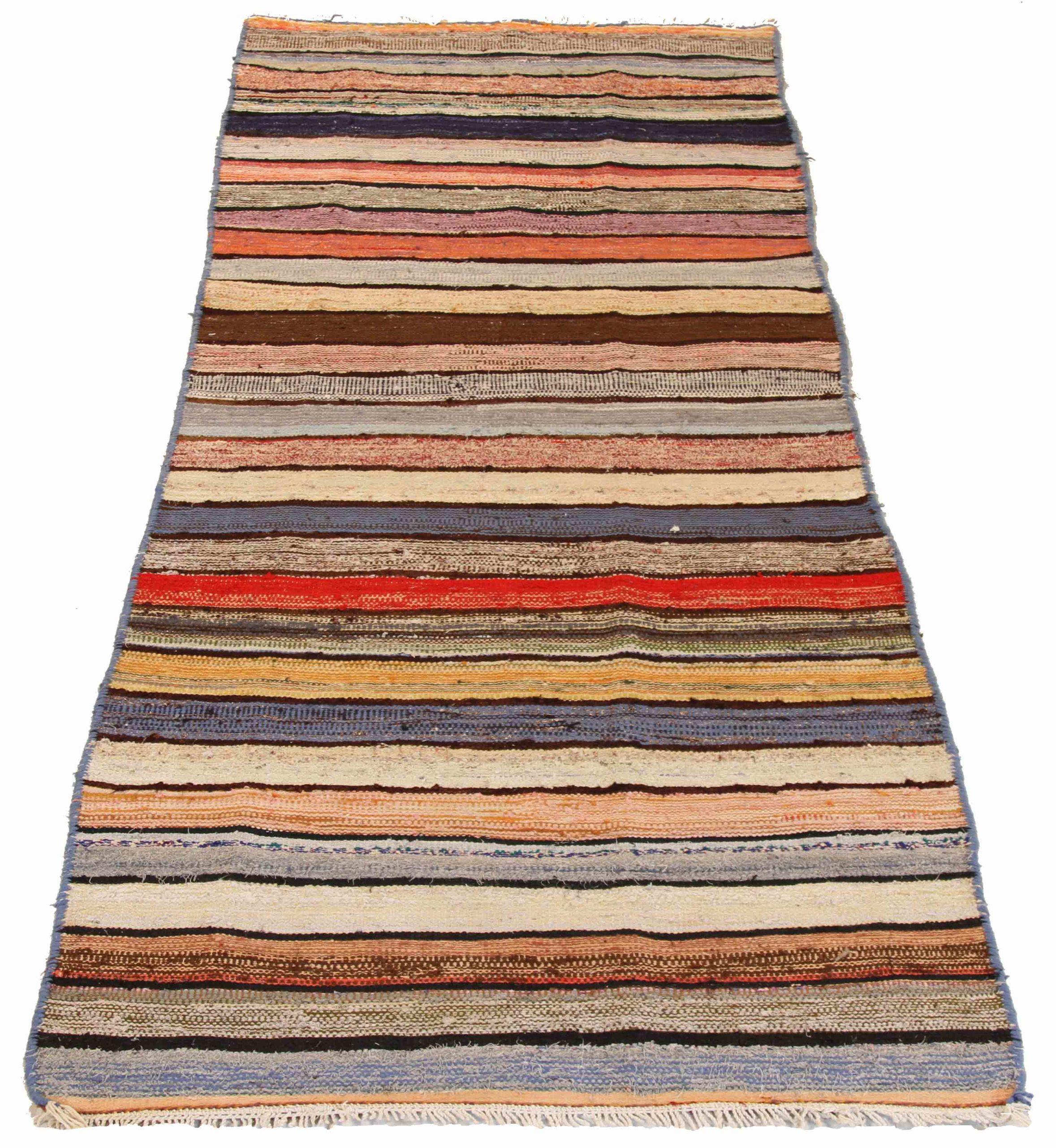 Entdecken Sie die Eleganz dieses einzigartigen Kelims aus der Zeit um 1880, der sich durch wunderschöne Handwerkskunst auszeichnet. Dieses exklusive Design, das mit viel Liebe zum Detail entworfen wurde, ist perfekt, um Ihren Raum zu verschönern.