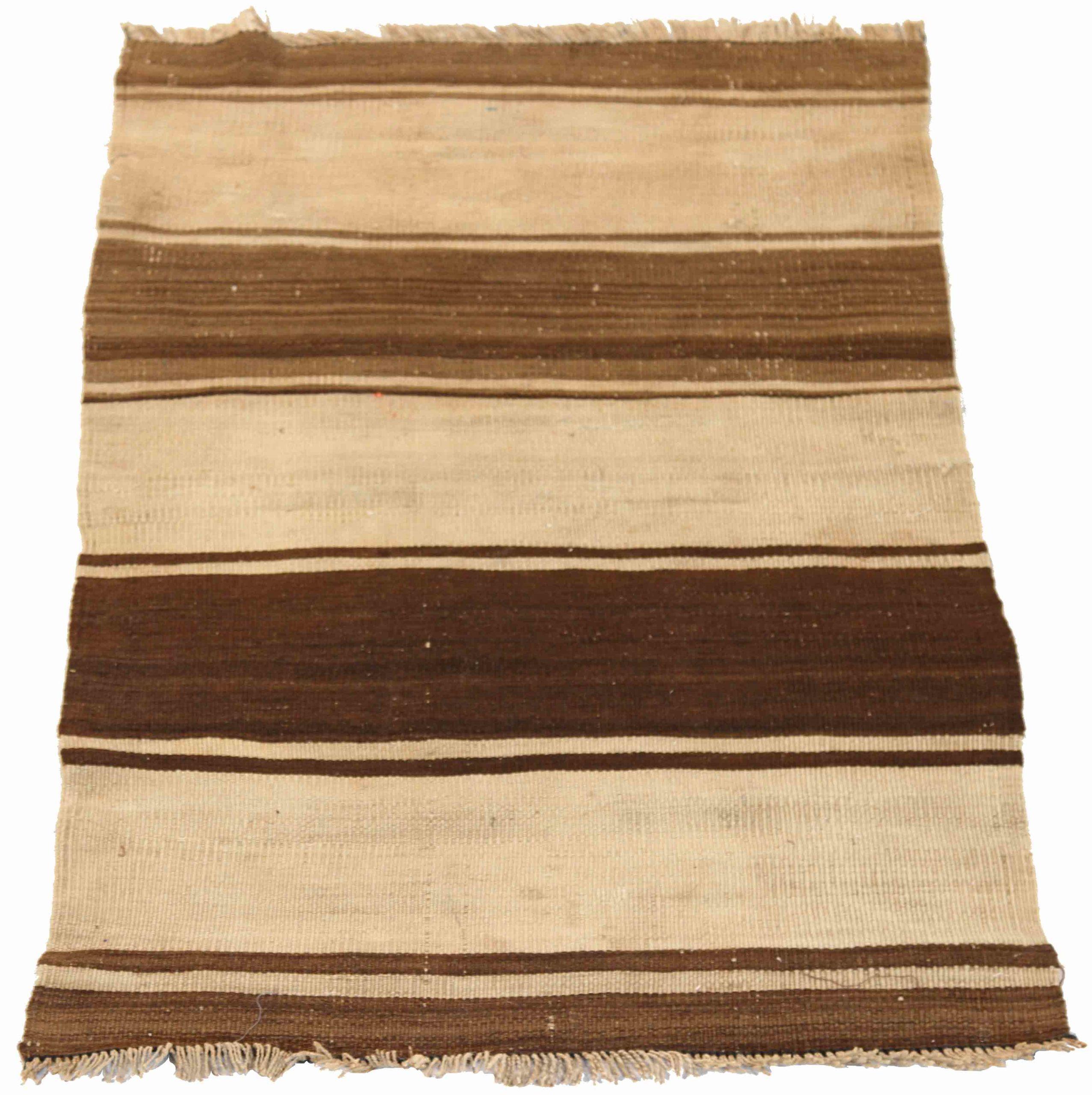 Scopri l'eleganza di questo Kilim unico nel suo genere, realizzato in modo artigianale nel 1880 circa. Progettato con una meticolosa attenzione ai dettagli, questo design esclusivo è perfetto per valorizzare il tuo spazio.