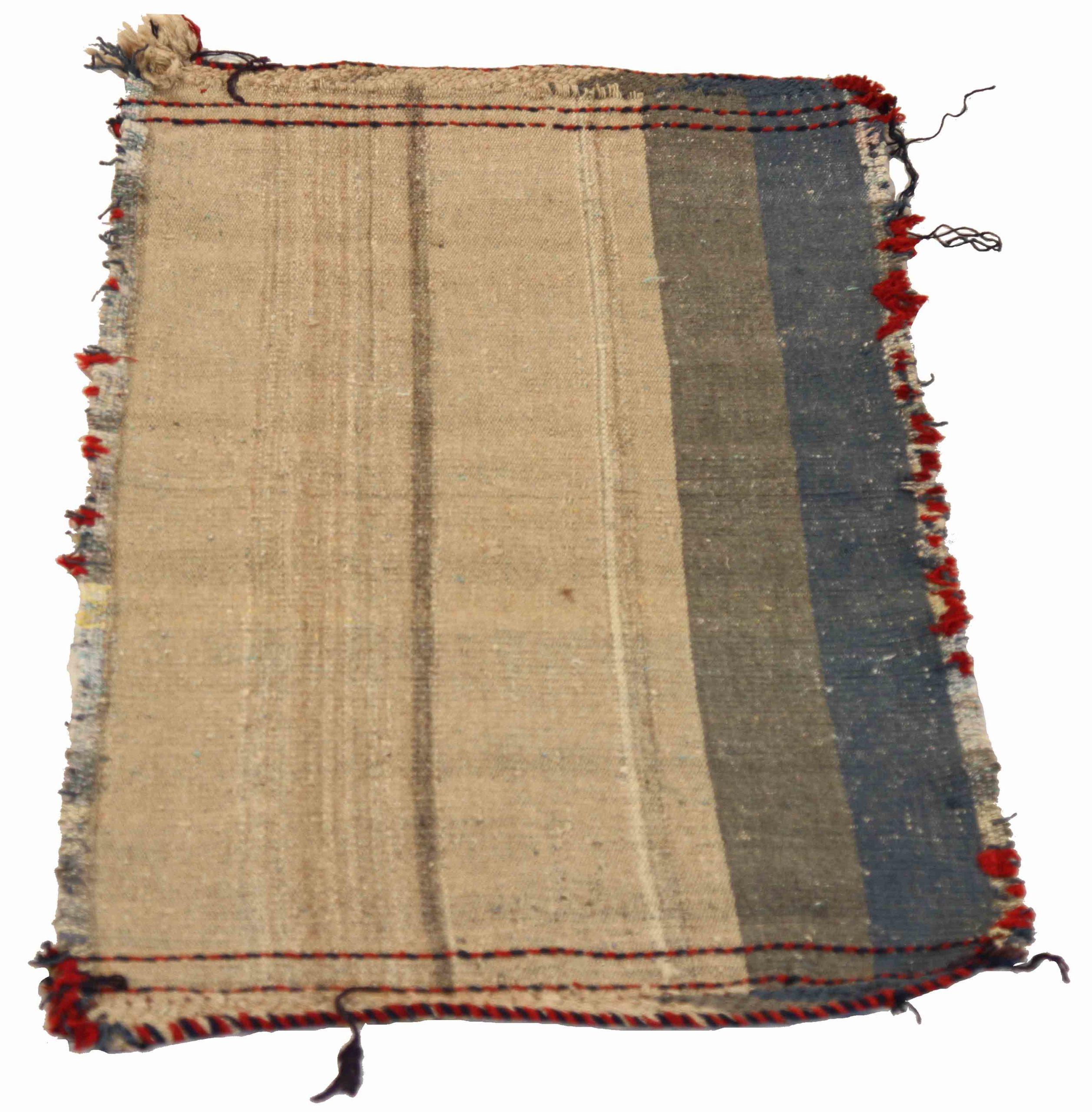 Entdecken Sie die Eleganz dieses einzigartigen Kelims aus der Zeit um 1880, der sich durch wunderschöne Handwerkskunst auszeichnet. Dieses exklusive Design, das mit viel Liebe zum Detail entworfen wurde, ist perfekt, um Ihren Raum zu verschönern.