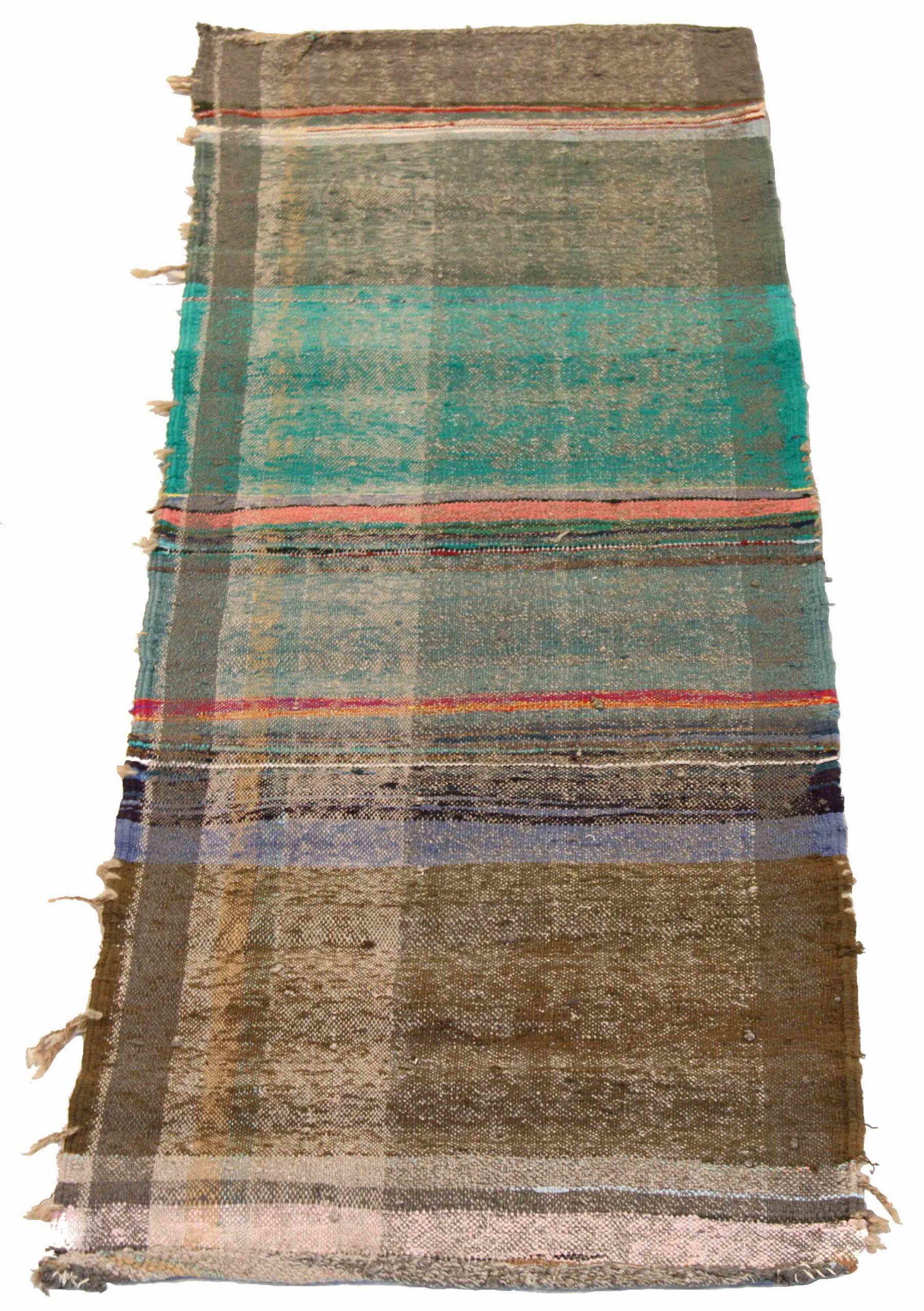 Entdecken Sie die Eleganz dieses einzigartigen Kelims aus der Zeit um 1880, der sich durch wunderschöne Handwerkskunst auszeichnet. Dieses exklusive Design, das mit viel Liebe zum Detail entworfen wurde, ist perfekt, um Ihren Raum zu verschönern.