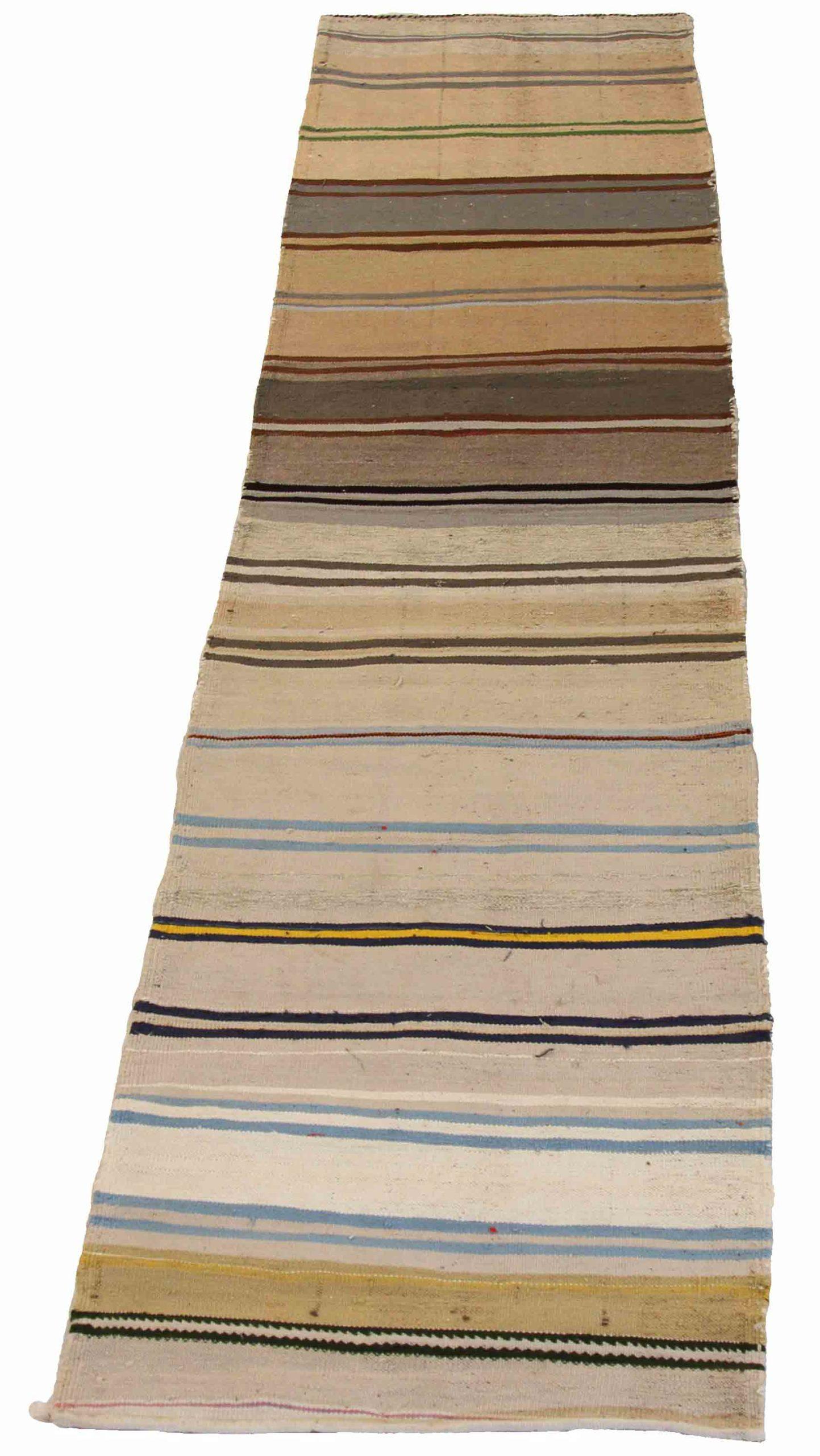 Descubre la elegancia de este Kilim único, fabricado artesanalmente en el año 1880. Diseñado con meticulosa atención al detalle, este diseño exclusivo es perfecto para realzar tu espacio.