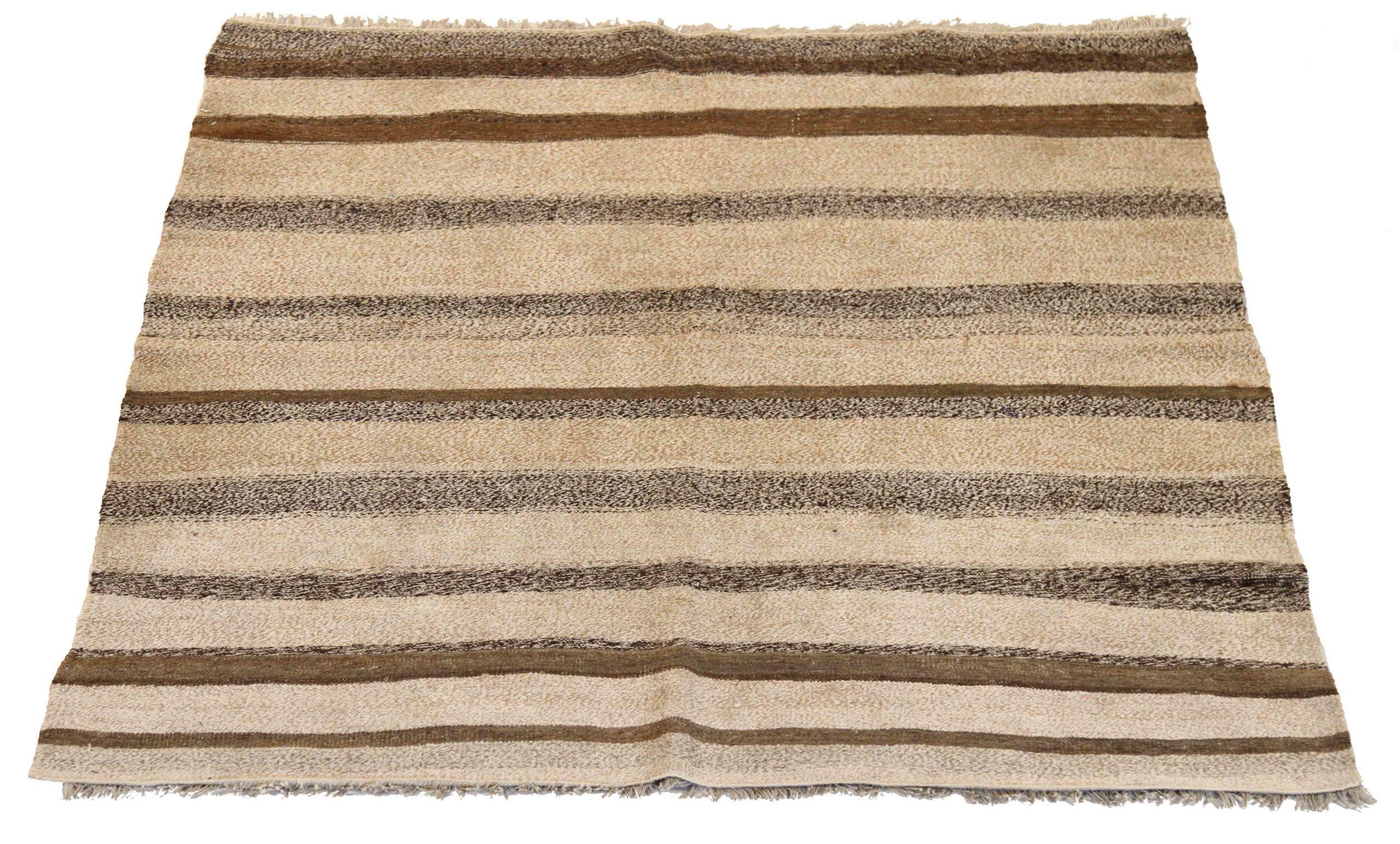 Scopri l'eleganza di questo Kilim unico nel suo genere, realizzato in modo artigianale nel 1880 circa. Progettato con una meticolosa attenzione ai dettagli, questo design esclusivo è perfetto per valorizzare il tuo spazio.