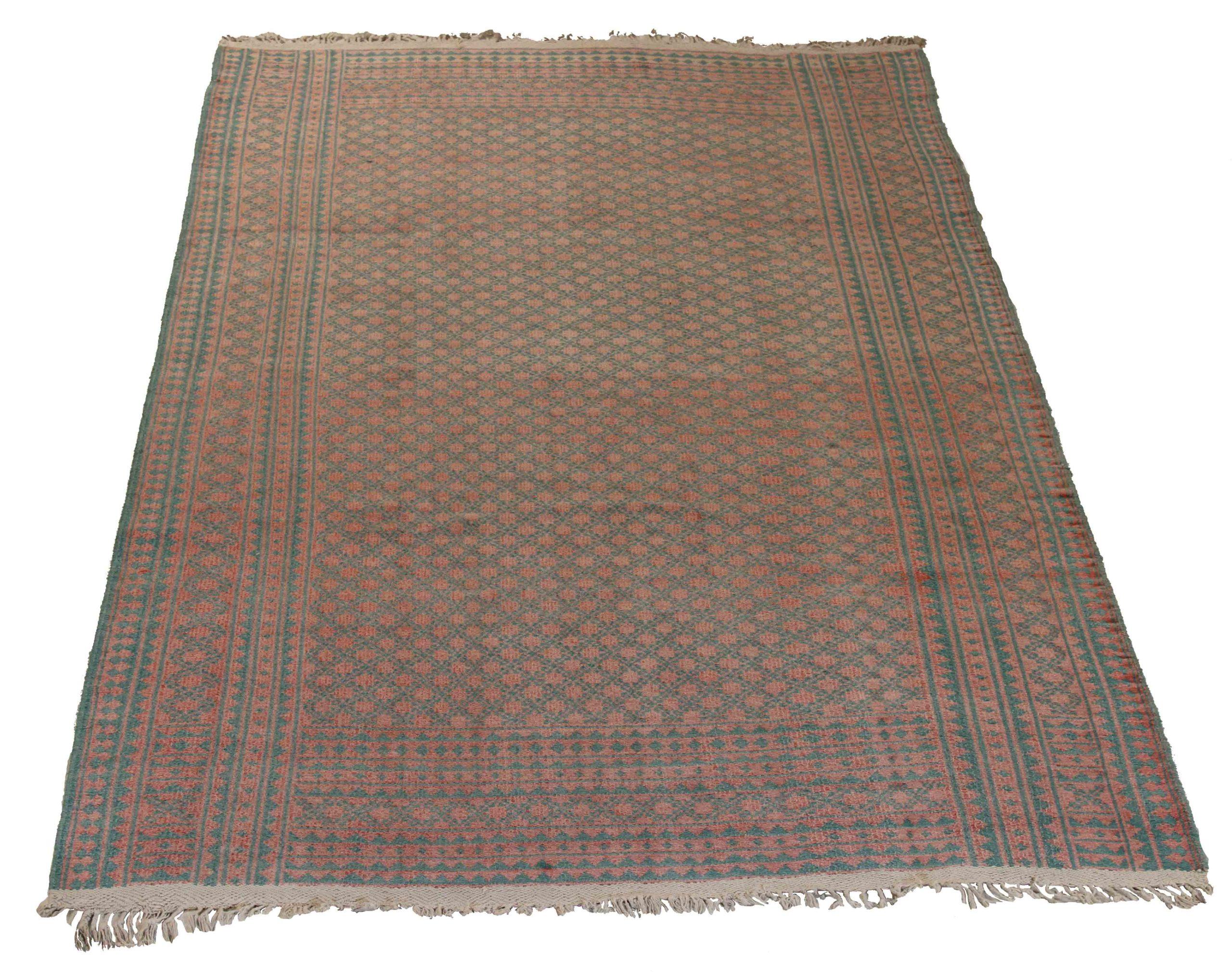 Scopri l'eleganza di questo Kilim unico nel suo genere, realizzato in modo artigianale nel 1880 circa. Progettato con una meticolosa attenzione ai dettagli, questo design esclusivo è perfetto per valorizzare il tuo spazio.