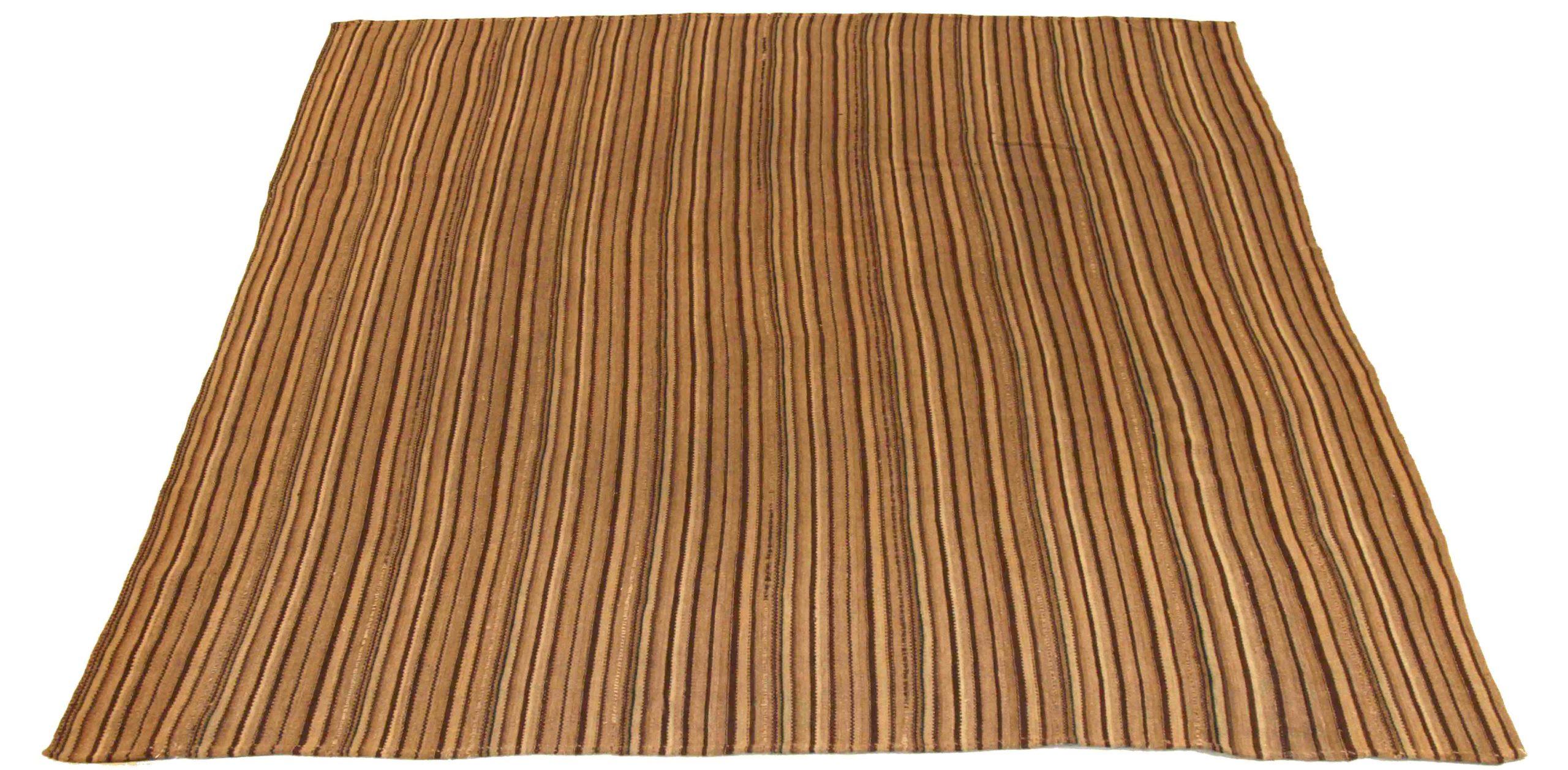 Scopri l'eleganza di questo Kilim unico nel suo genere, realizzato in modo artigianale nel 1880 circa. Progettato con una meticolosa attenzione ai dettagli, questo design esclusivo è perfetto per valorizzare il tuo spazio.