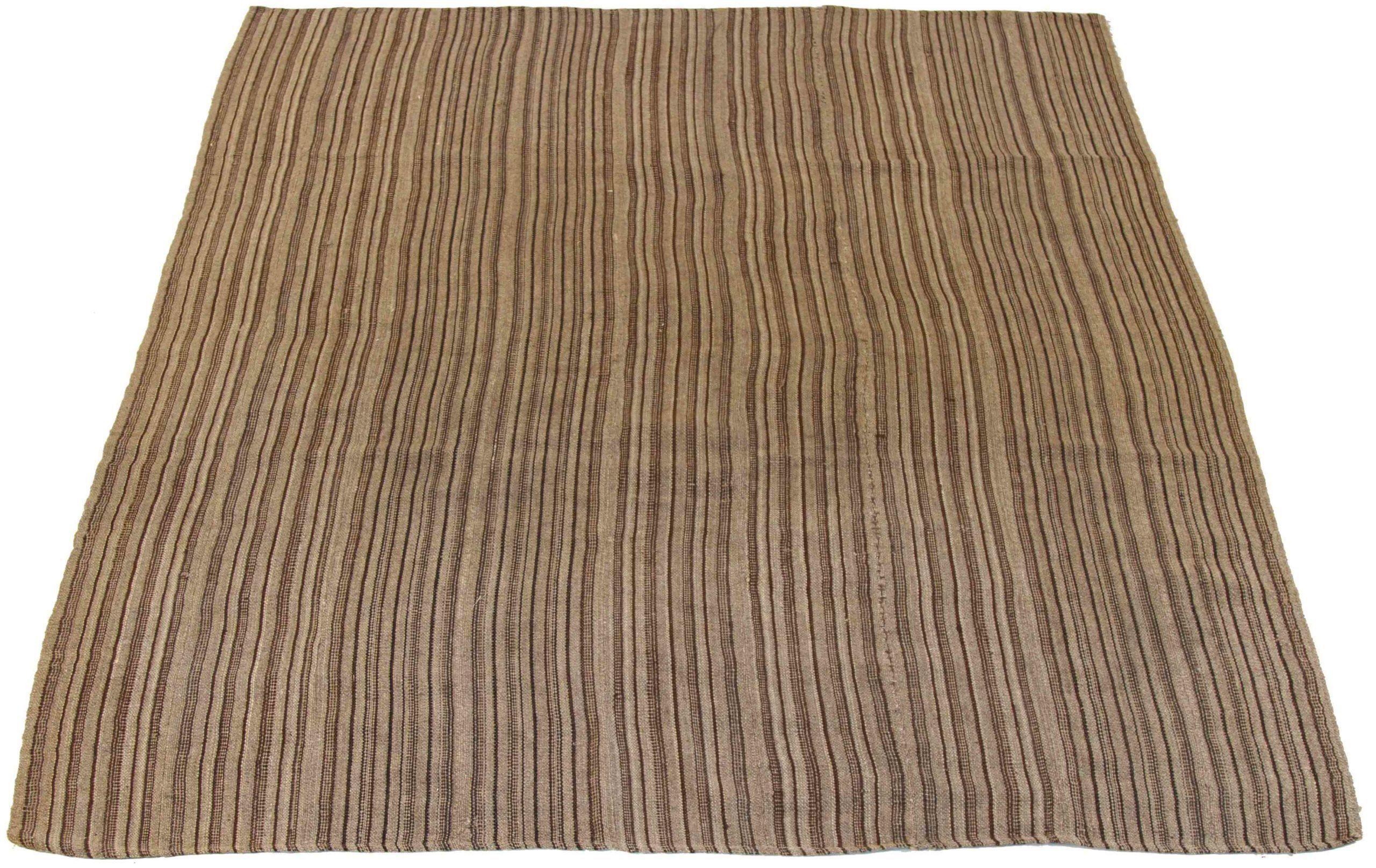 Descubre la elegancia de este Kilim único, fabricado artesanalmente en el año 1880. Diseñado con meticulosa atención al detalle, este diseño exclusivo es perfecto para realzar tu espacio.