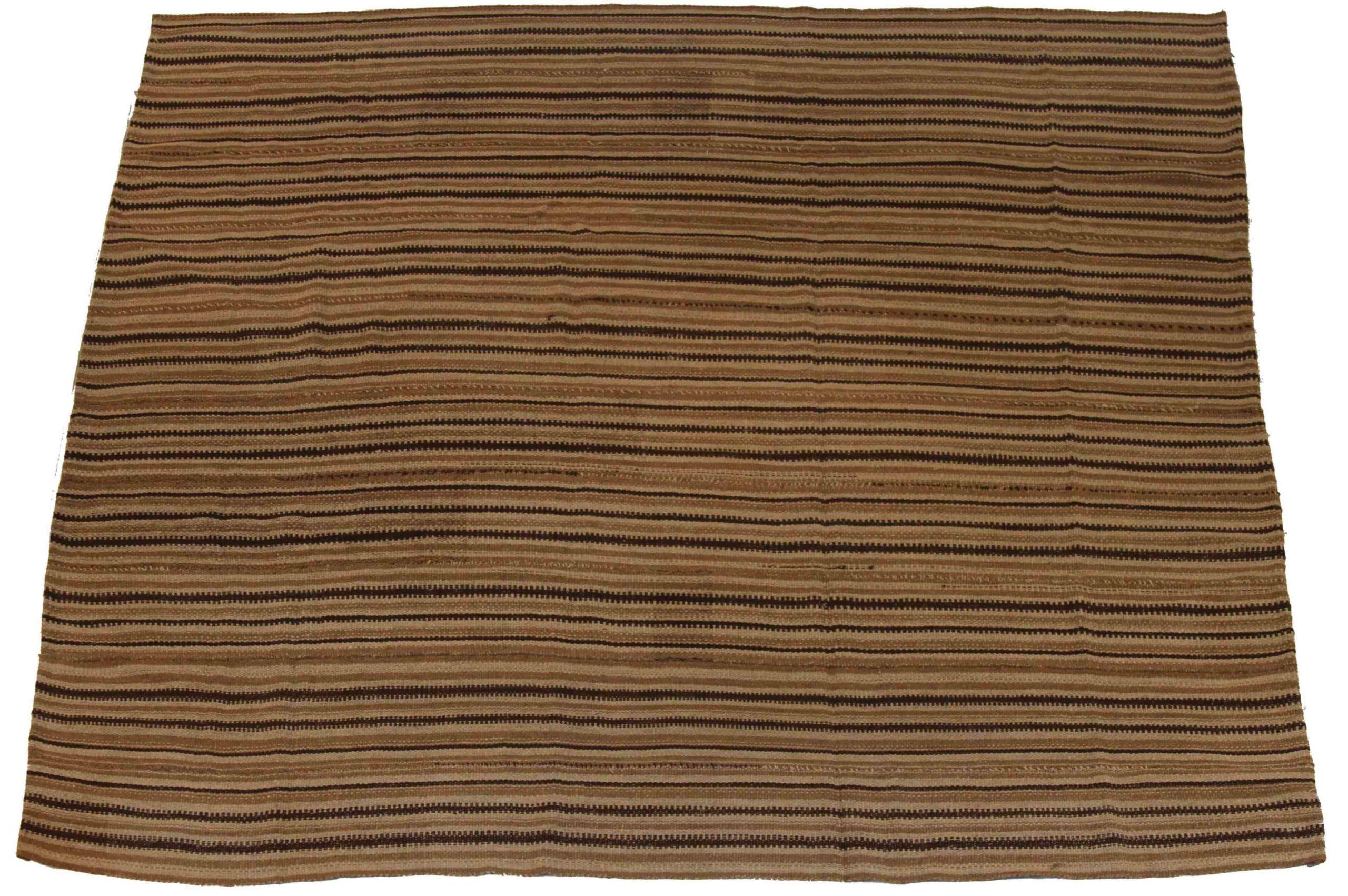 Découvrez l'élégance de ce Kilim unique, réalisé par un artisan de la région de CIRCA en 1880. Conçu avec une attention méticuleuse aux détails, ce design exclusif est parfait pour mettre en valeur votre espace.