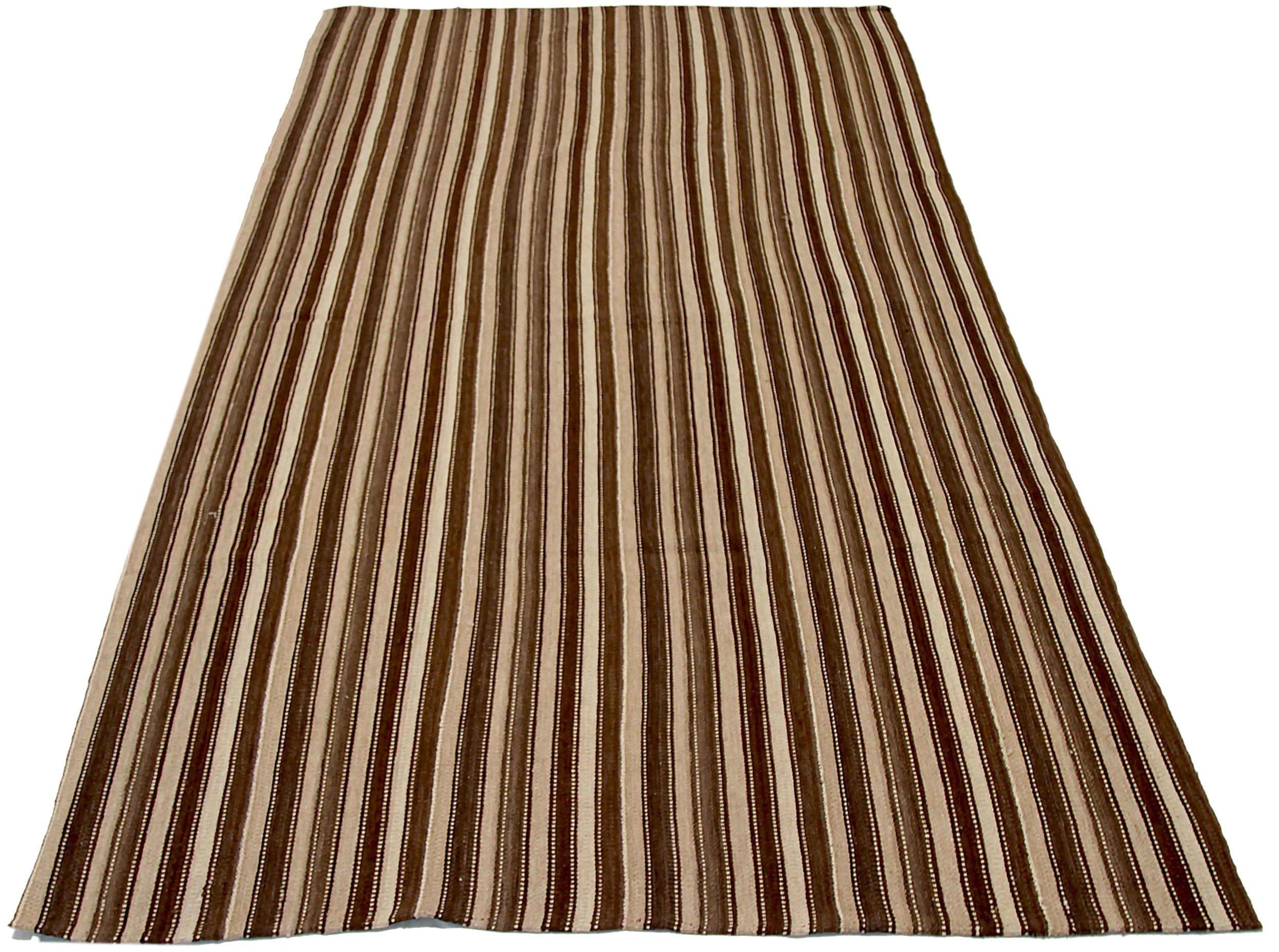 Découvrez l'élégance de ce Kilim unique, réalisé par un artisan de la région de CIRCA en 1880. Conçu avec une attention méticuleuse aux détails, ce design exclusif est parfait pour mettre en valeur votre espace.