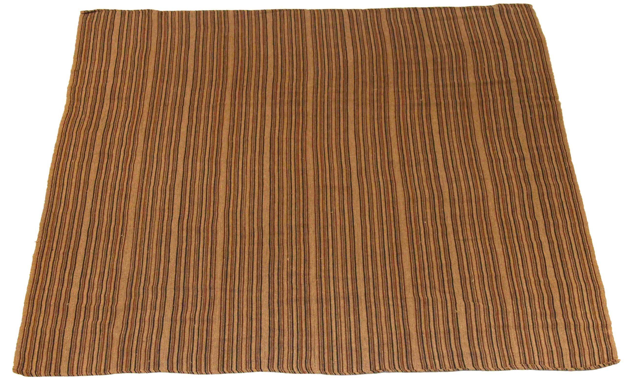 Scopri l'eleganza di questo Kilim unico nel suo genere, realizzato in modo artigianale nel 1880 circa. Progettato con una meticolosa attenzione ai dettagli, questo design esclusivo è perfetto per valorizzare il tuo spazio.