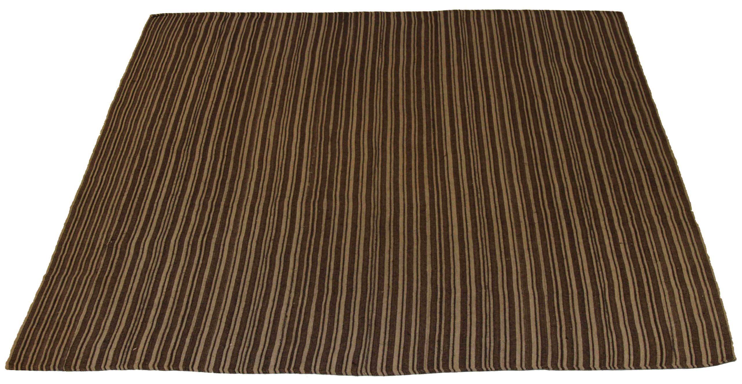Entdecken Sie die Eleganz dieses einzigartigen Kelims aus der Zeit um 1880, der sich durch wunderschöne Handwerkskunst auszeichnet. Dieses exklusive Design, das mit viel Liebe zum Detail entworfen wurde, ist perfekt, um Ihren Raum zu verschönern.