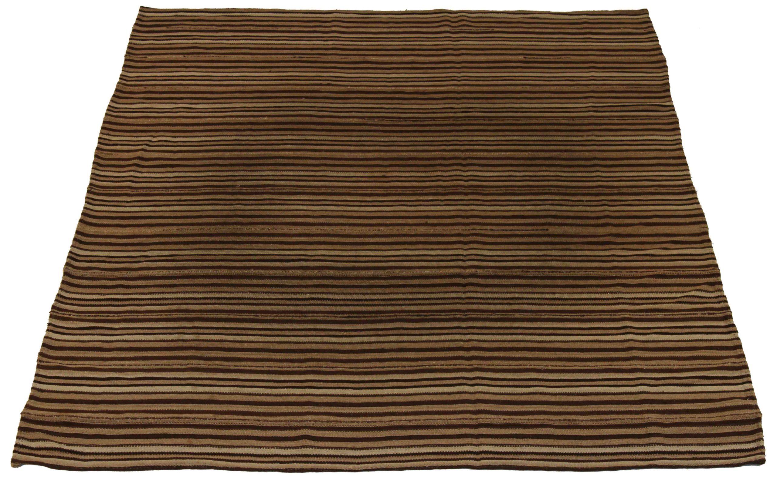 Entdecken Sie die Eleganz dieses einzigartigen Kelims aus der Zeit um 1880, der sich durch wunderschöne Handwerkskunst auszeichnet. Dieses exklusive Design, das mit viel Liebe zum Detail entworfen wurde, ist perfekt, um Ihren Raum zu verschönern.