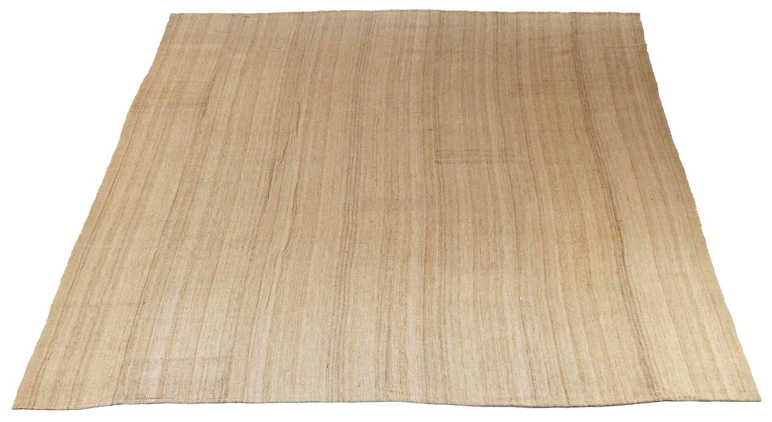 Entdecken Sie die Eleganz dieses einzigartigen Kelims aus der Zeit um 1880, der sich durch wunderschöne Handwerkskunst auszeichnet. Dieses exklusive Design, das mit viel Liebe zum Detail entworfen wurde, ist perfekt, um Ihren Raum zu verschönern.