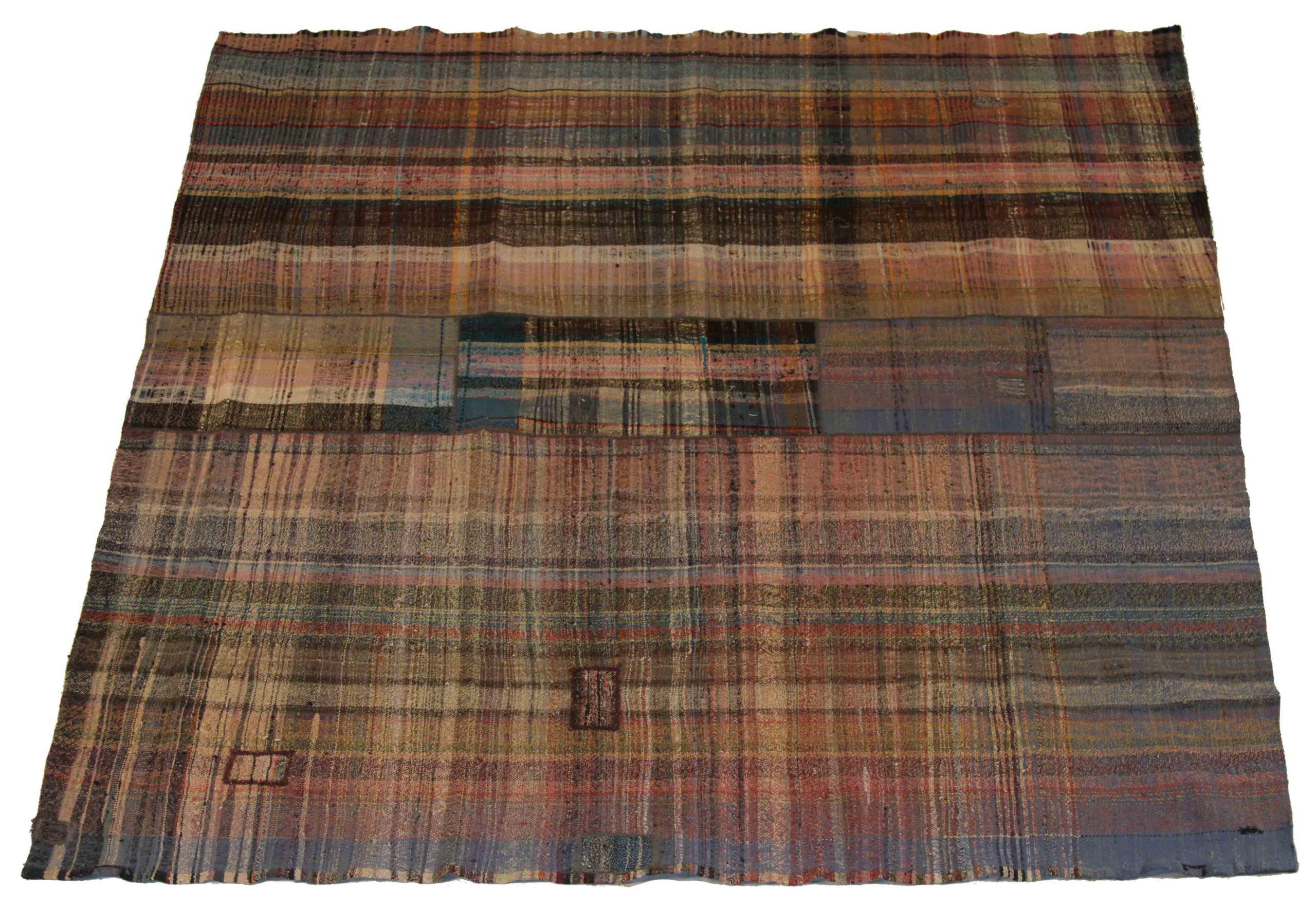 Entdecken Sie die Eleganz dieses einzigartigen Kelims aus der Zeit um 1880, der sich durch wunderschöne Handwerkskunst auszeichnet. Dieses exklusive Design, das mit viel Liebe zum Detail entworfen wurde, ist perfekt, um Ihren Raum zu verschönern.