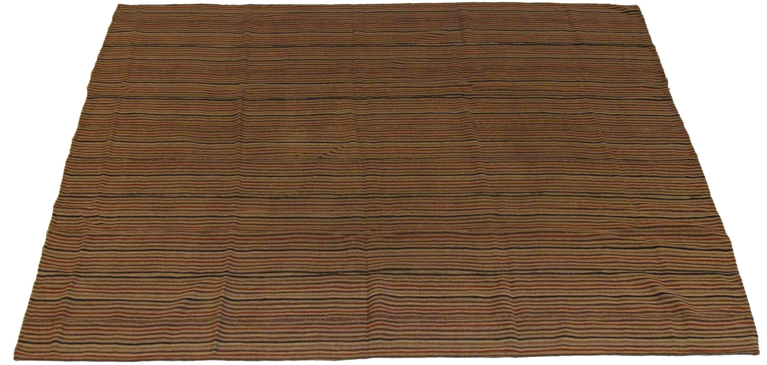 Entdecken Sie die Eleganz dieses einzigartigen Kelims aus der Zeit um 1880, der sich durch wunderschöne Handwerkskunst auszeichnet. Dieses exklusive Design, das mit viel Liebe zum Detail entworfen wurde, ist perfekt, um Ihren Raum zu verschönern.