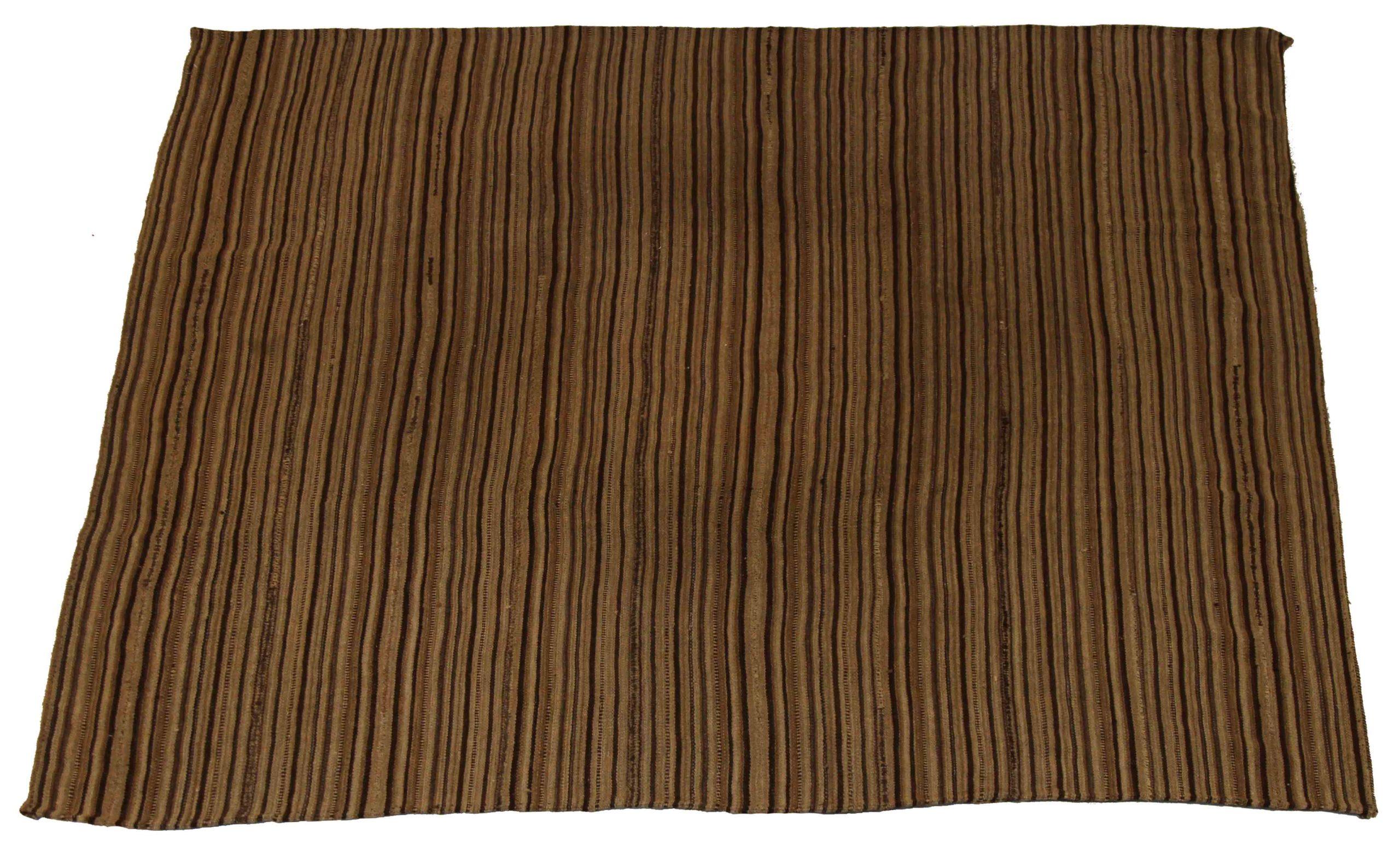 Entdecken Sie die Eleganz dieses einzigartigen Kelims aus der Zeit um 1880, der sich durch wunderschöne Handwerkskunst auszeichnet. Dieses exklusive Design, das mit viel Liebe zum Detail entworfen wurde, ist perfekt, um Ihren Raum zu verschönern.