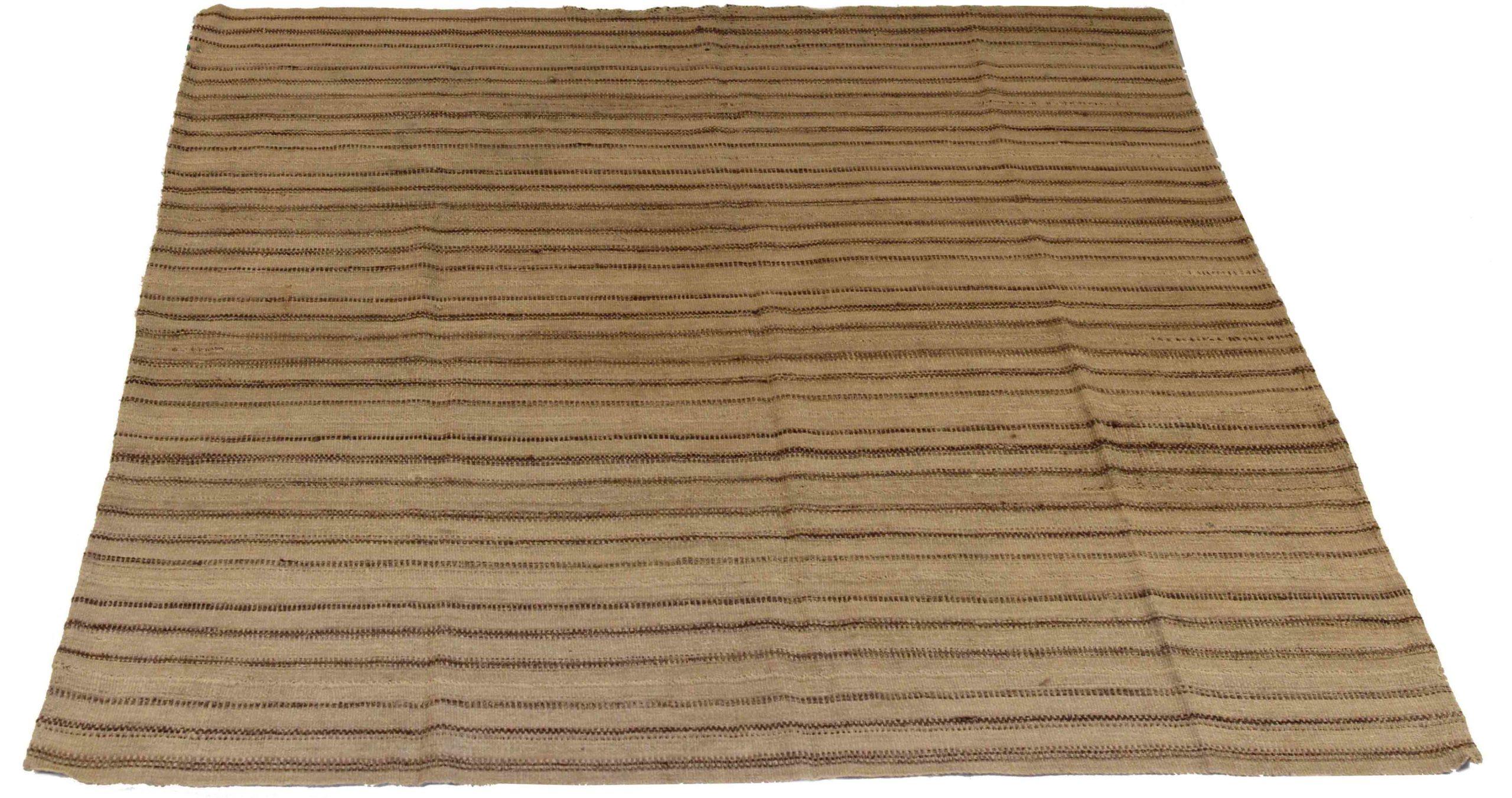 Entdecken Sie die Eleganz dieses einzigartigen Kelims aus der Zeit um 1880, der sich durch wunderschöne Handwerkskunst auszeichnet. Dieses exklusive Design, das mit viel Liebe zum Detail entworfen wurde, ist perfekt, um Ihren Raum zu verschönern.