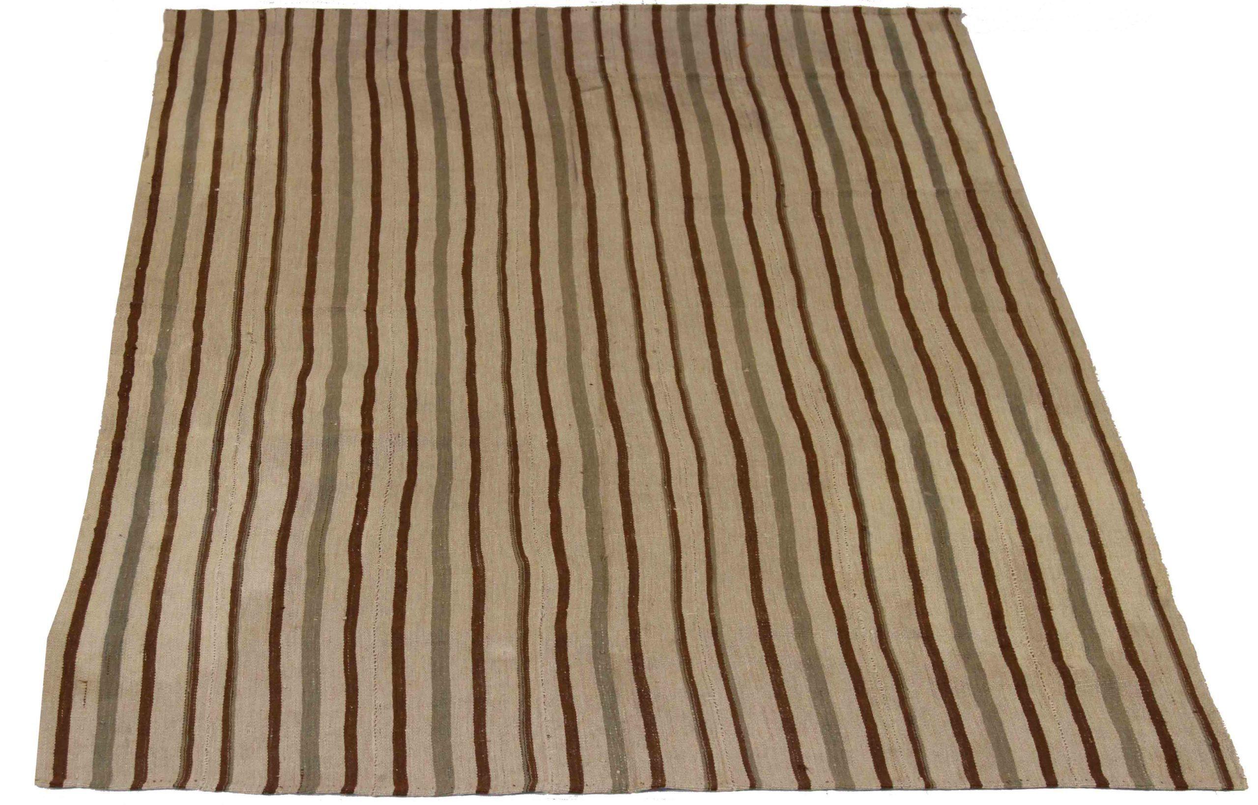 Entdecken Sie die Eleganz dieses einzigartigen Kelims aus der Zeit um 1880, der sich durch wunderschöne Handwerkskunst auszeichnet. Dieses exklusive Design, das mit viel Liebe zum Detail entworfen wurde, ist perfekt, um Ihren Raum zu verschönern.