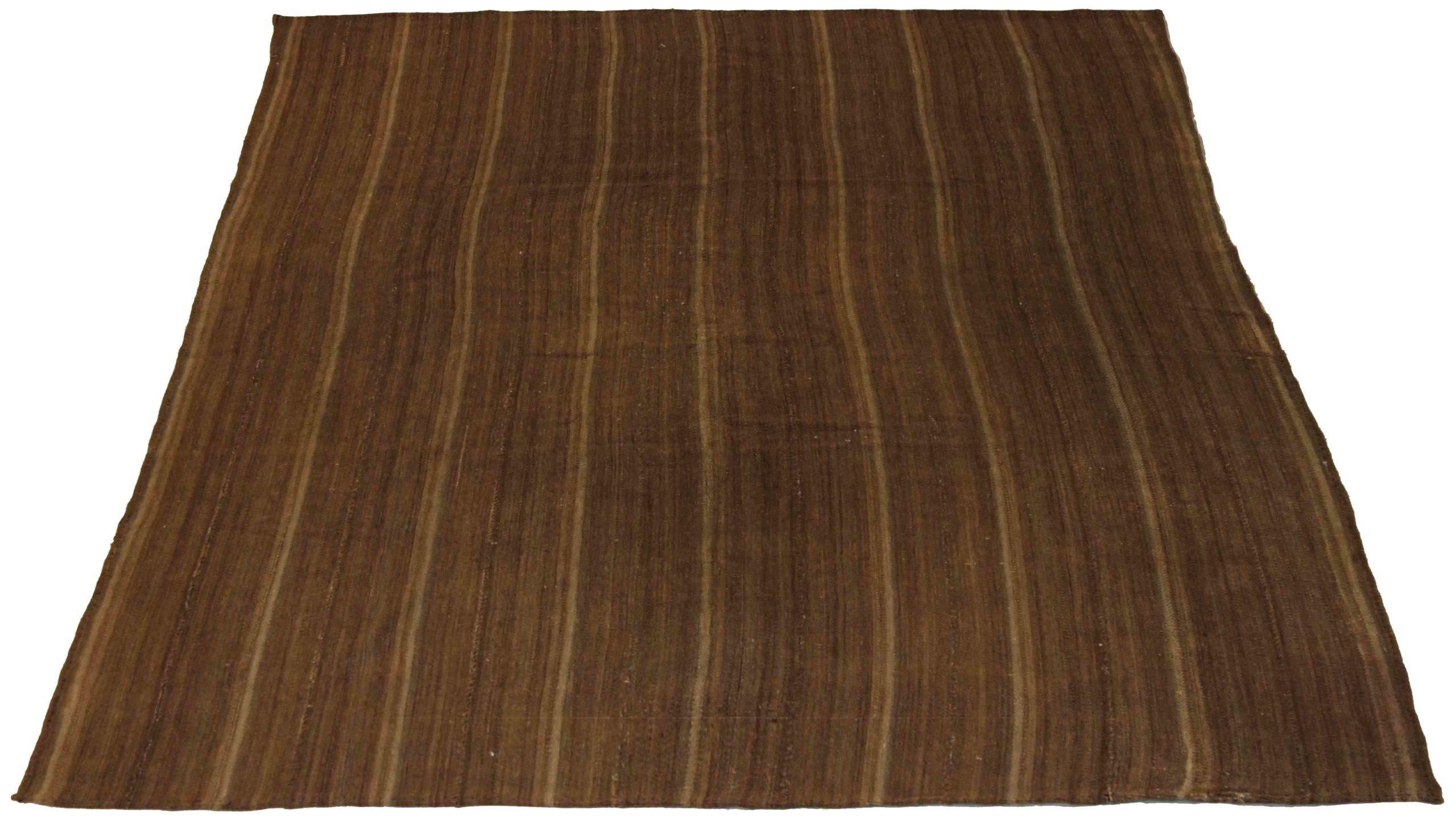 Scopri l'eleganza di questo Kilim unico nel suo genere, realizzato in modo artigianale nel 1880 circa. Progettato con una meticolosa attenzione ai dettagli, questo design esclusivo è perfetto per valorizzare il tuo spazio.