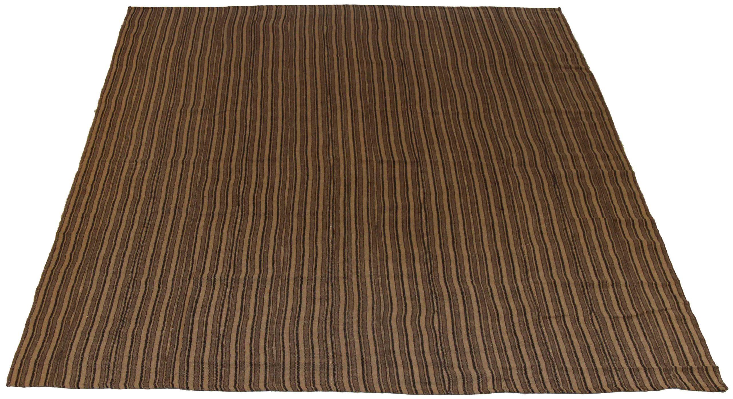 Scopri l'eleganza di questo Kilim unico nel suo genere, realizzato in modo artigianale nel 1880 circa. Progettato con una meticolosa attenzione ai dettagli, questo design esclusivo è perfetto per valorizzare il tuo spazio.