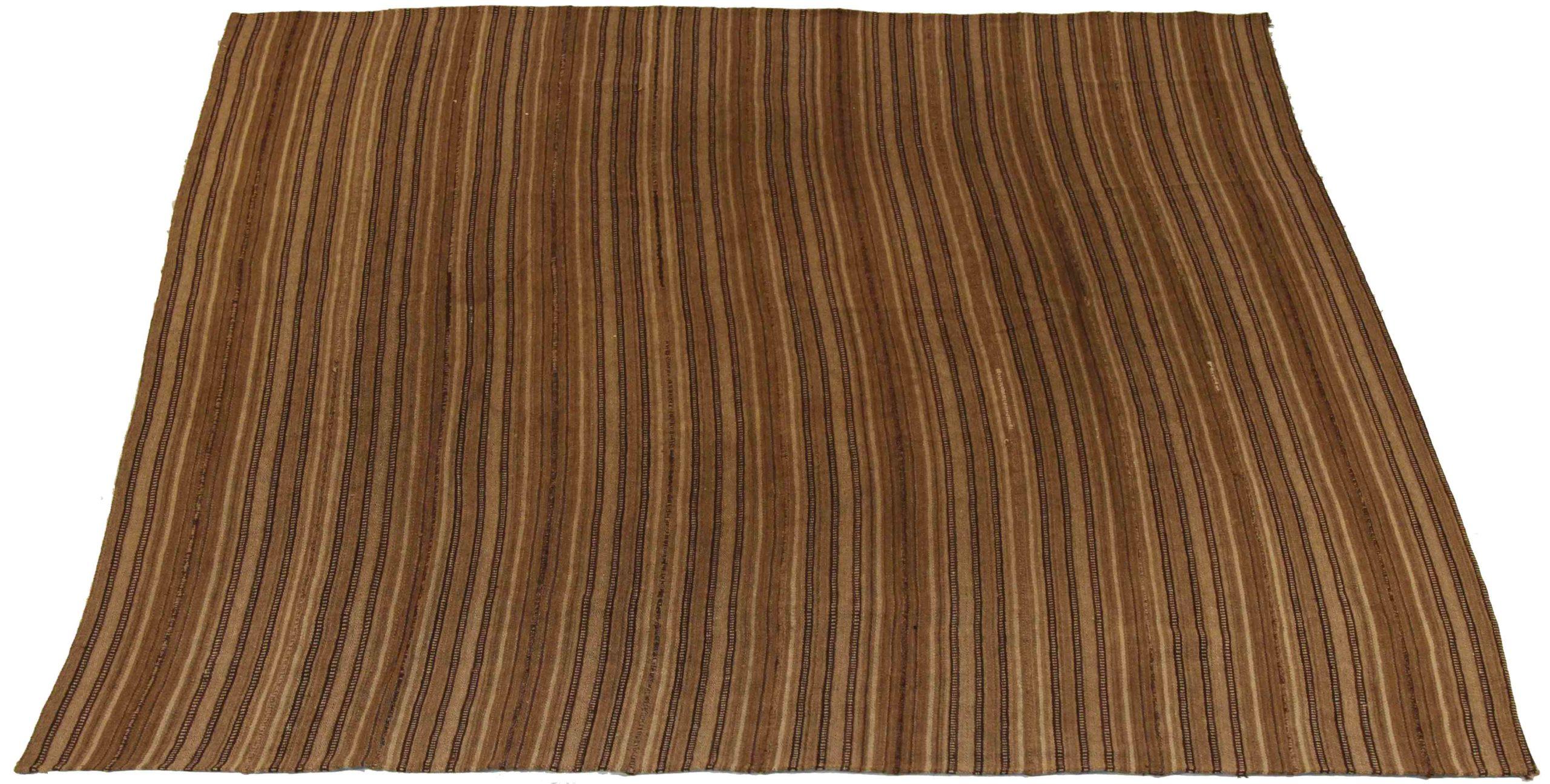 Entdecken Sie die Eleganz dieses einzigartigen Kelims aus der Zeit um 1880, der sich durch wunderschöne Handwerkskunst auszeichnet. Dieses exklusive Design, das mit viel Liebe zum Detail entworfen wurde, ist perfekt, um Ihren Raum zu verschönern.