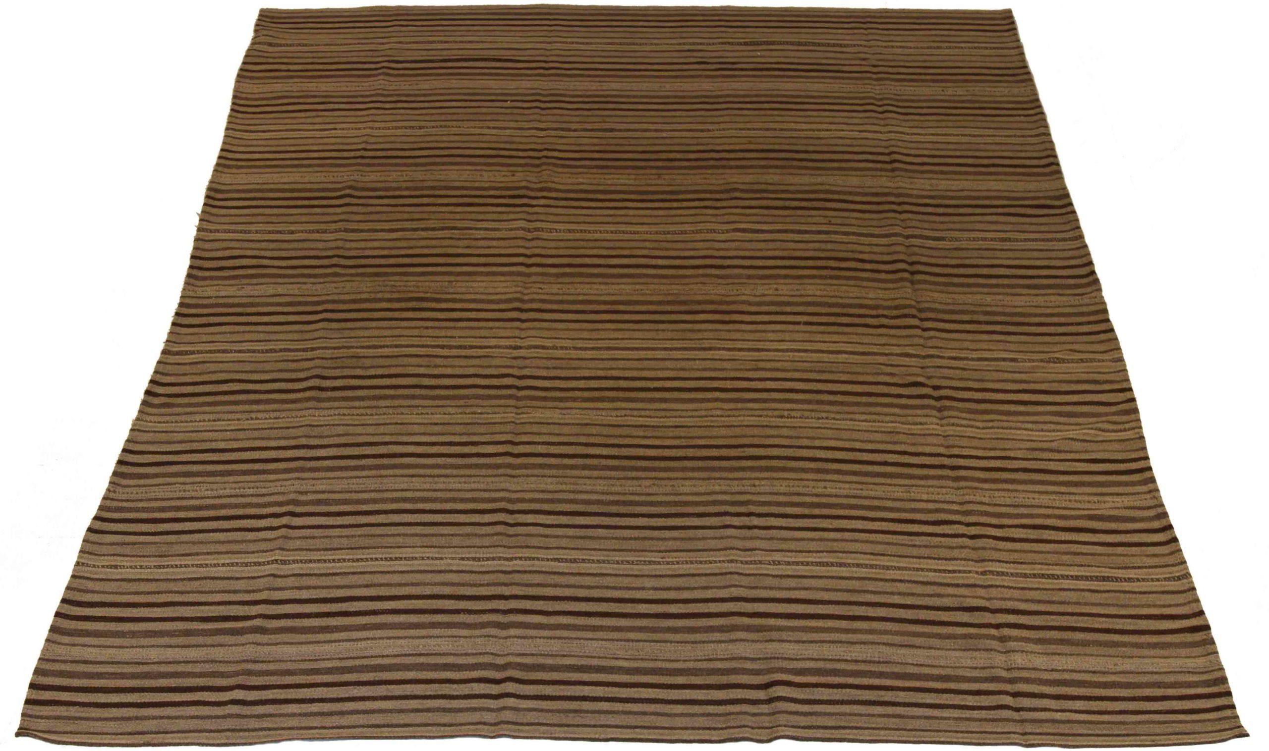 Entdecken Sie die Eleganz dieses einzigartigen Kelims aus der Zeit um 1880, der sich durch wunderschöne Handwerkskunst auszeichnet. Dieses exklusive Design, das mit viel Liebe zum Detail entworfen wurde, ist perfekt, um Ihren Raum zu verschönern.