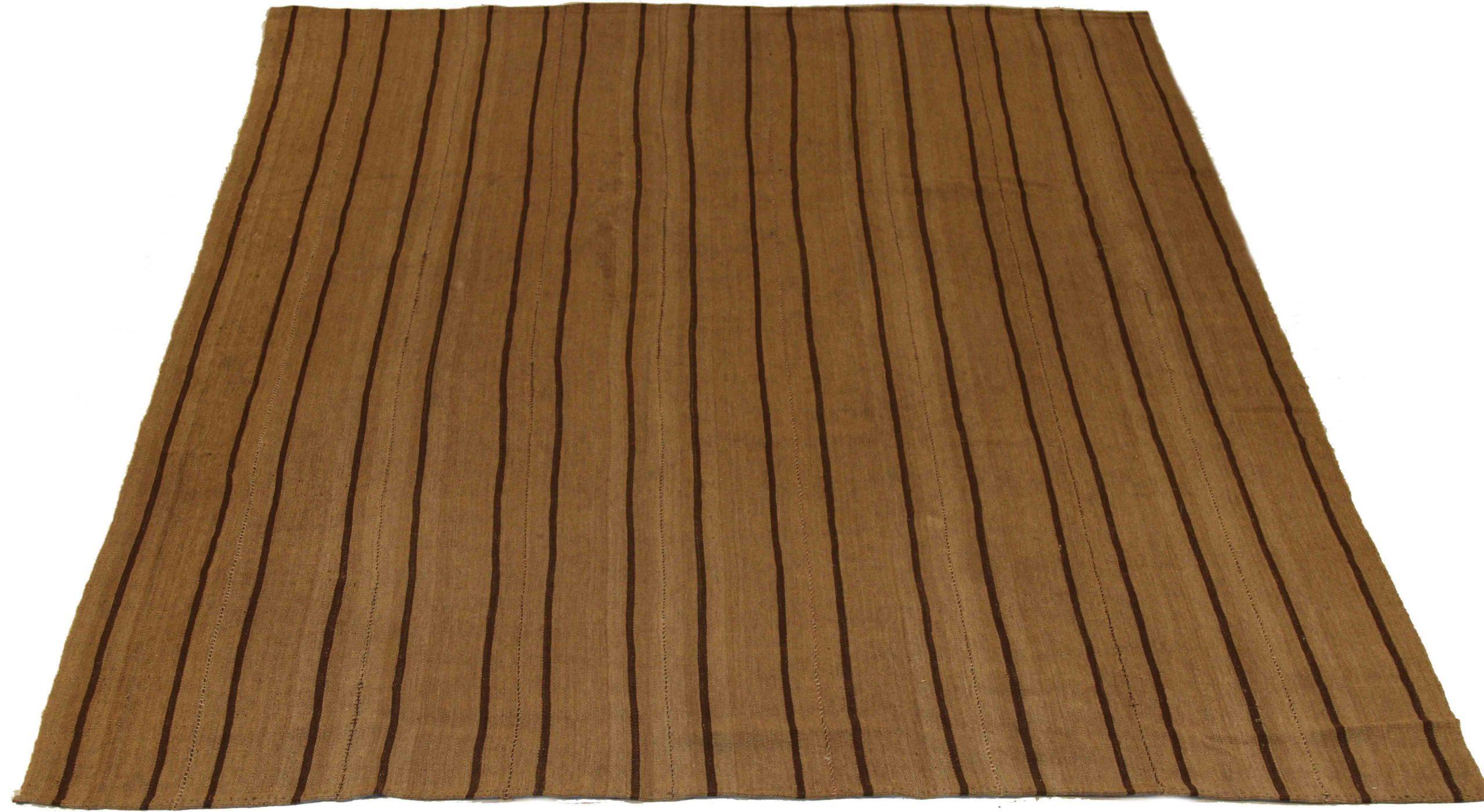 Entdecken Sie die Eleganz dieses einzigartigen Kelims aus der Zeit um 1880, der sich durch wunderschöne Handwerkskunst auszeichnet. Dieses exklusive Design, das mit viel Liebe zum Detail entworfen wurde, ist perfekt, um Ihren Raum zu verschönern.
