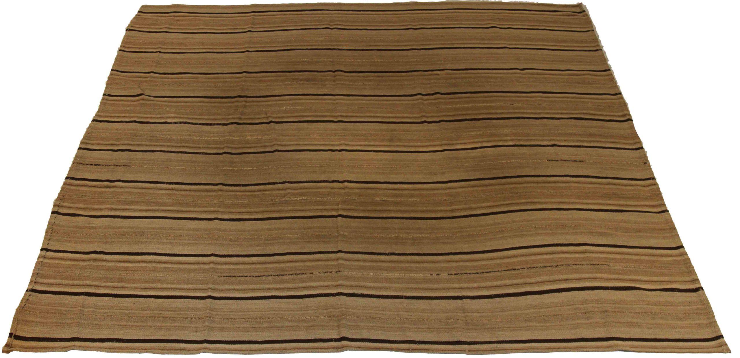 Entdecken Sie die Eleganz dieses einzigartigen Kelims aus der Zeit um 1880, der sich durch wunderschöne Handwerkskunst auszeichnet. Dieses exklusive Design, das mit viel Liebe zum Detail entworfen wurde, ist perfekt, um Ihren Raum zu verschönern.