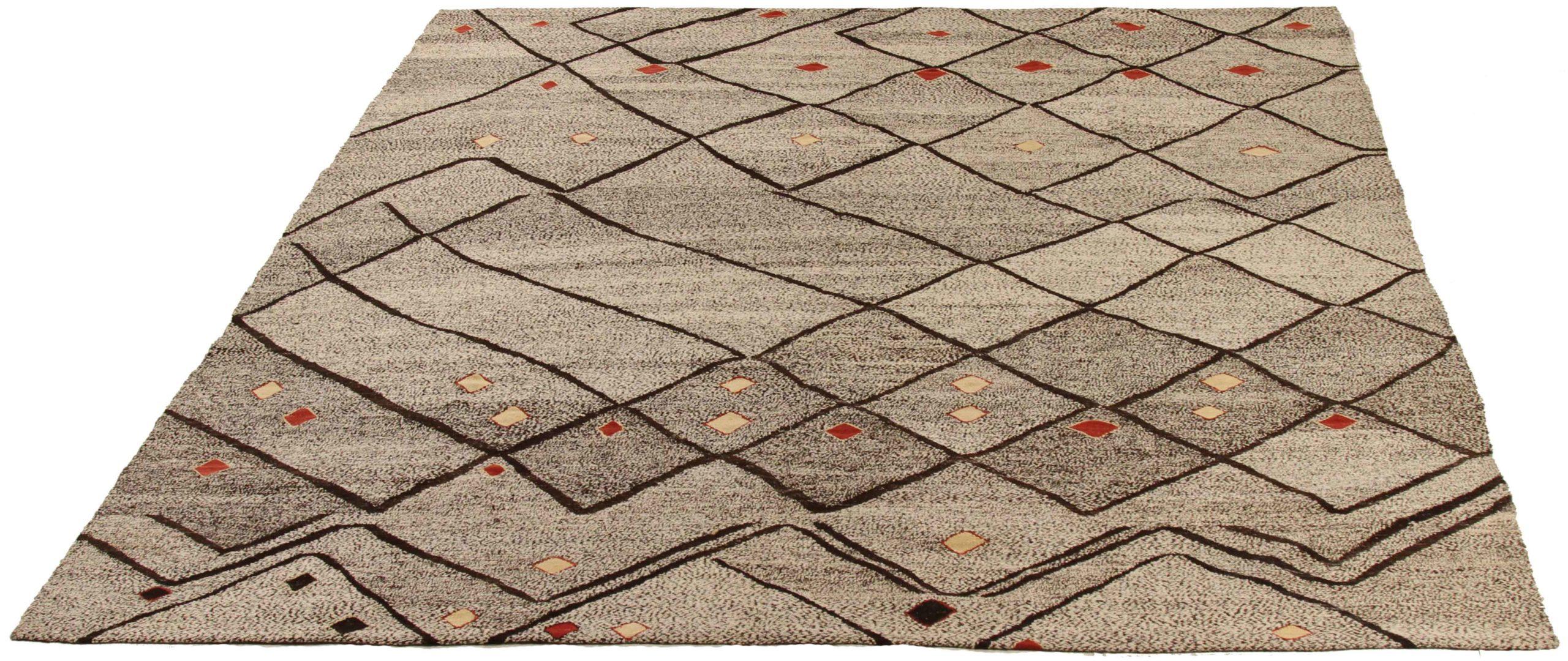 Entdecken Sie die Eleganz dieses einzigartigen Kelims aus der Zeit um 1990, der sich durch wunderschöne Handwerkskunst auszeichnet. Dieses exklusive Design, das mit viel Liebe zum Detail entworfen wurde, ist perfekt, um Ihren Raum zu verschönern.