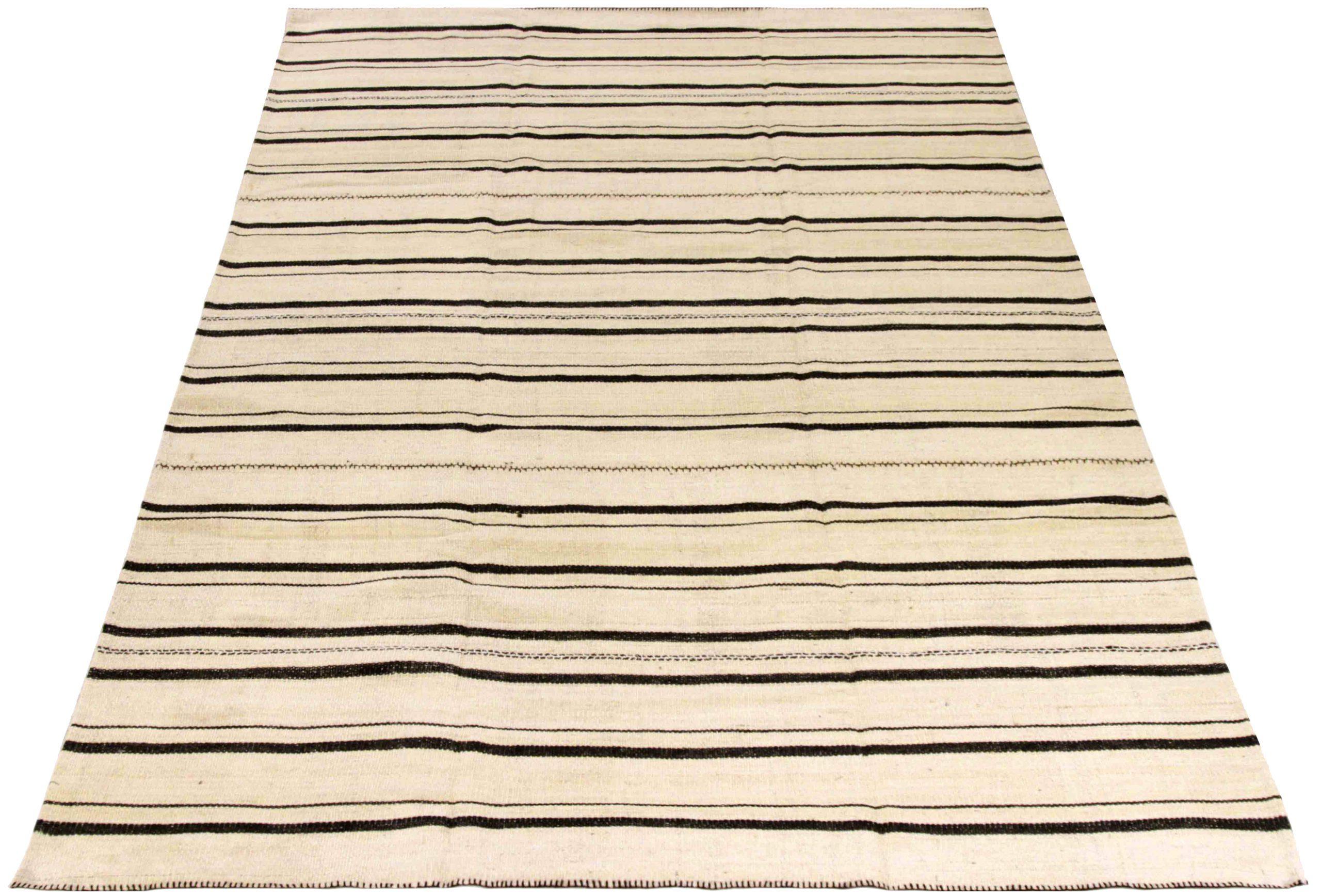 Entdecken Sie die Eleganz dieses einzigartigen Kelims aus der Zeit um 1990, der sich durch wunderschöne Handwerkskunst auszeichnet. Dieses exklusive Design, das mit viel Liebe zum Detail entworfen wurde, ist perfekt, um Ihren Raum zu verschönern.
