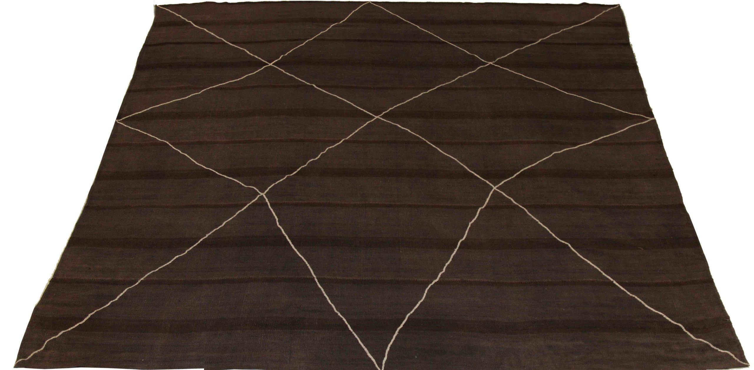 Descubre la elegancia de este Kilim único, fabricado artesanalmente en el año 1990. Diseñado con meticulosa atención al detalle, este diseño exclusivo es perfecto para realzar tu espacio.