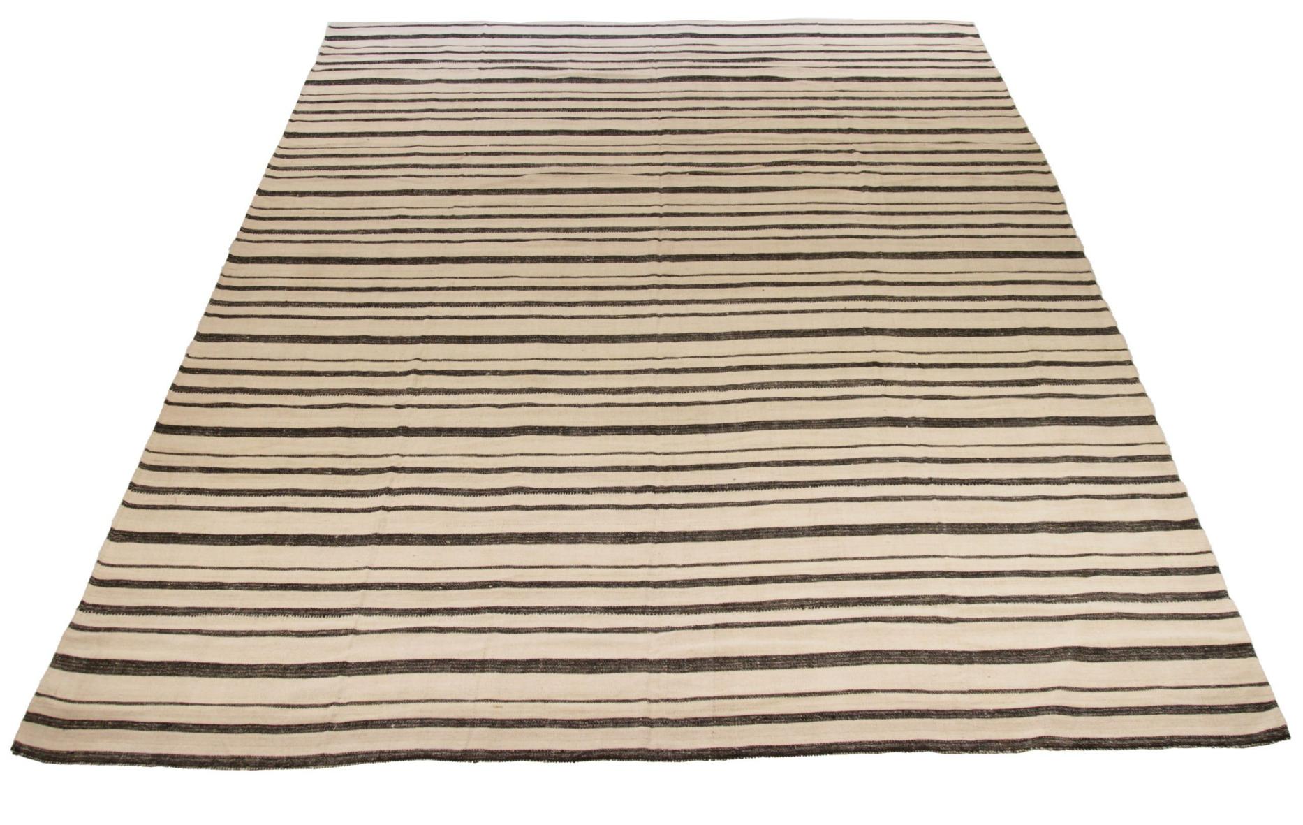 Entdecken Sie die Eleganz dieses einzigartigen Kelims aus der Zeit um 1990, der sich durch wunderschöne Handwerkskunst auszeichnet. Dieses exklusive Design, das mit viel Liebe zum Detail entworfen wurde, ist perfekt, um Ihren Raum zu verschönern.