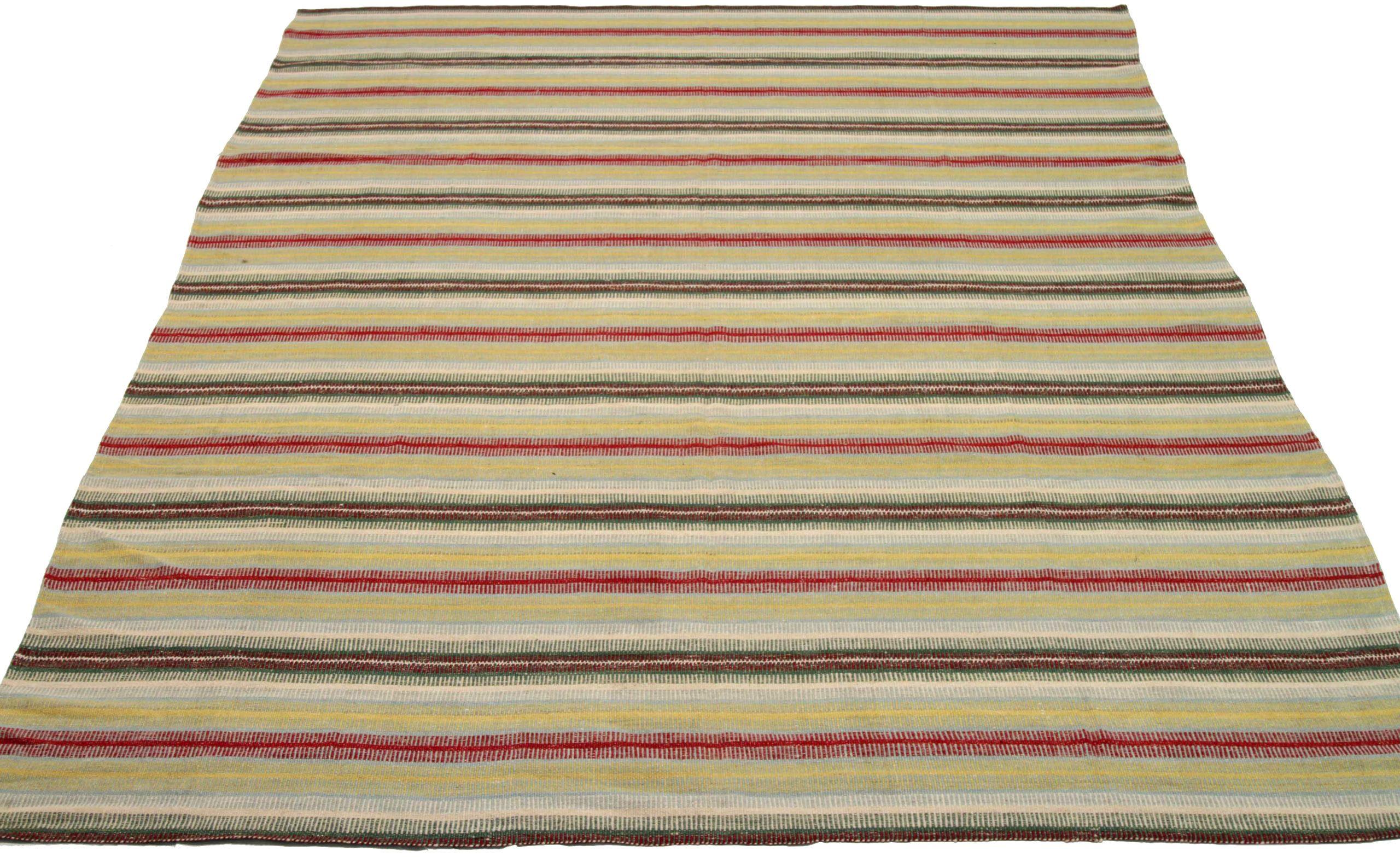 Entdecken Sie die Eleganz dieses einzigartigen Kelims aus der Zeit um 1990, der sich durch wunderschöne Handwerkskunst auszeichnet. Dieses exklusive Design, das mit viel Liebe zum Detail entworfen wurde, ist perfekt, um Ihren Raum zu verschönern.