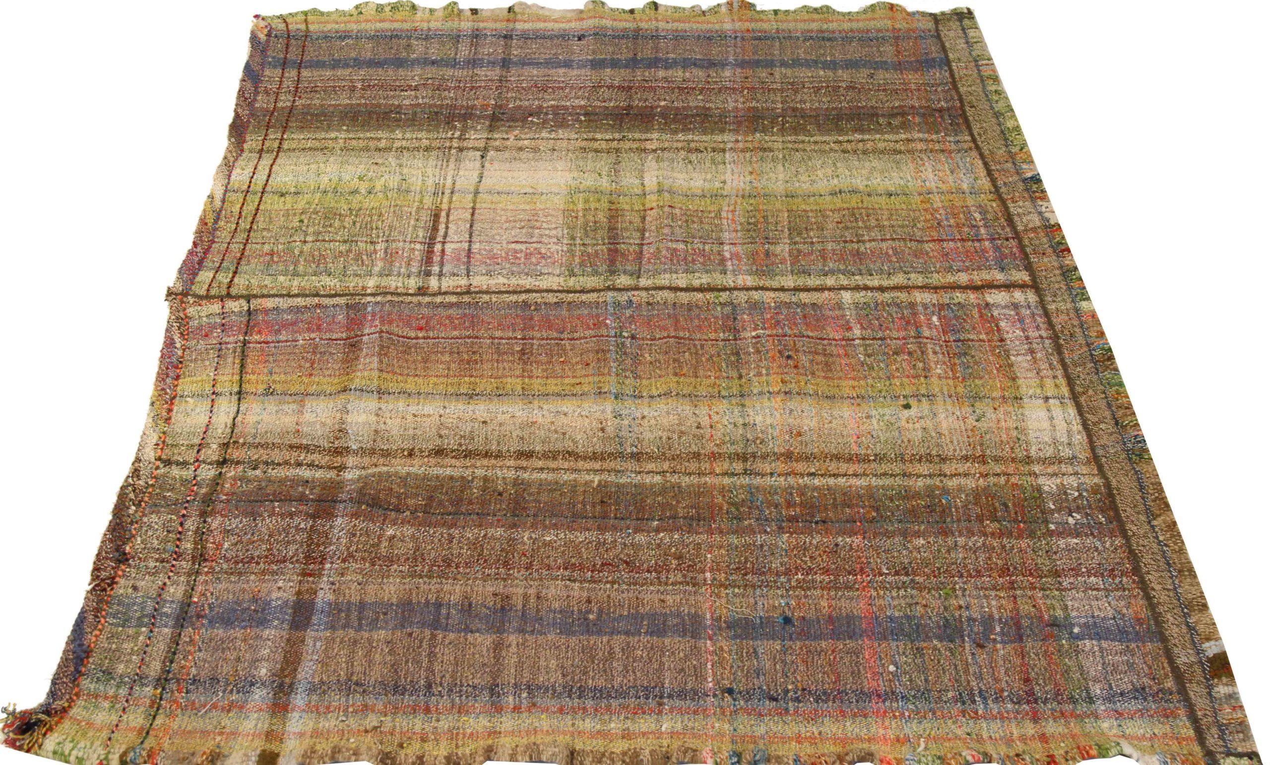 Scopri l'eleganza di questo Kilim unico nel suo genere, realizzato in modo artigianale nel 1990 circa. Progettato con una meticolosa attenzione ai dettagli, questo design esclusivo è perfetto per valorizzare il tuo spazio.