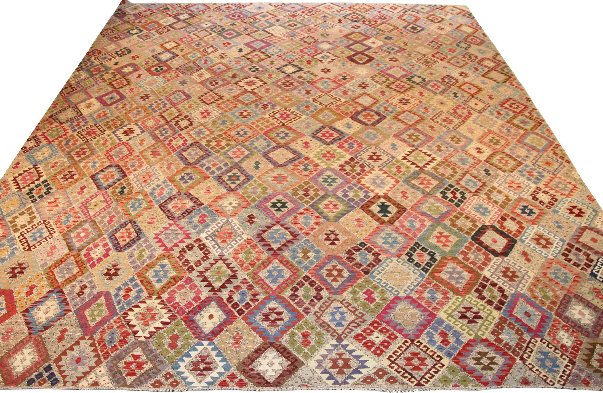 Entdecken Sie die Eleganz dieses einzigartigen Kelims aus der Zeit um 1990, der sich durch wunderschöne Handwerkskunst auszeichnet. Dieses exklusive Design, das mit viel Liebe zum Detail entworfen wurde, ist perfekt, um Ihren Raum zu verschönern.