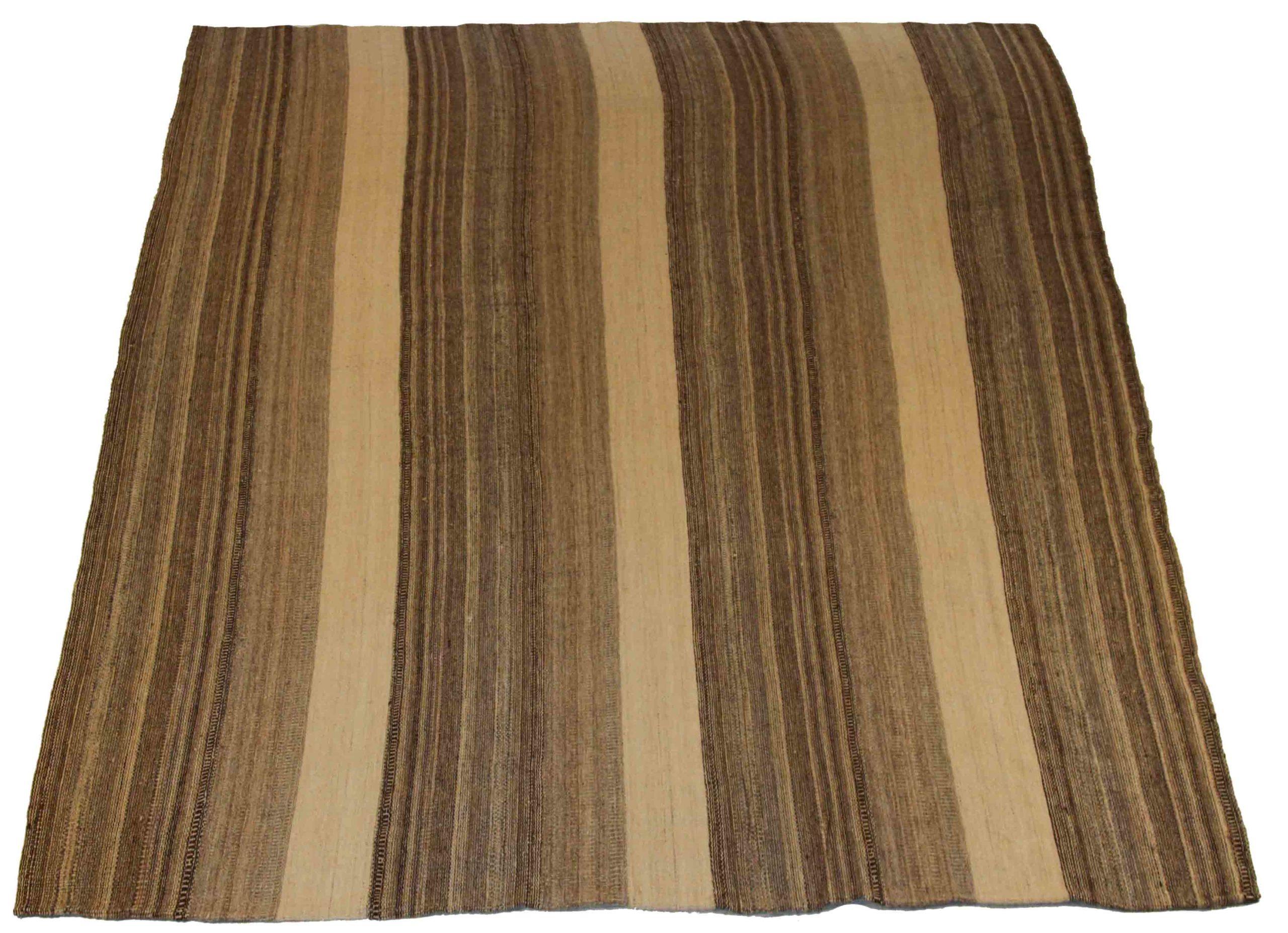 Entdecken Sie die Eleganz dieses einzigartigen Kelims aus der Zeit um 1990, der sich durch wunderschöne Handwerkskunst auszeichnet. Dieses exklusive Design, das mit viel Liebe zum Detail entworfen wurde, ist perfekt, um Ihren Raum zu verschönern.