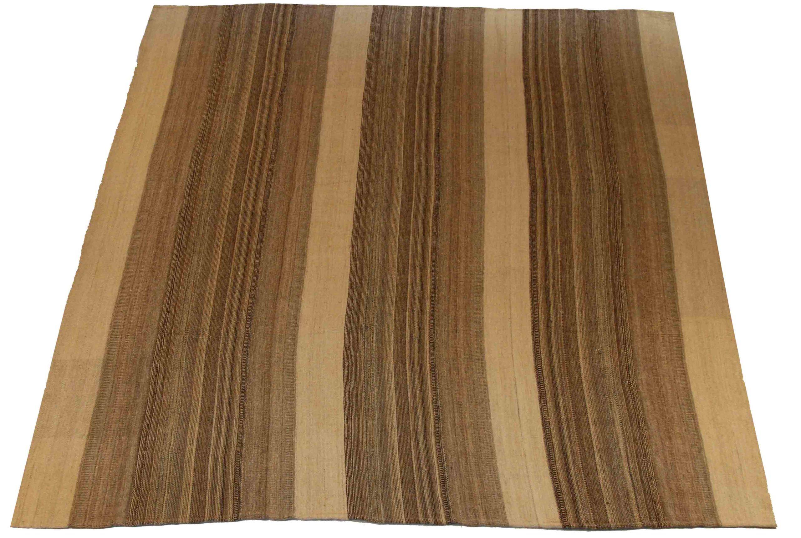 Scopri l'eleganza di questo Kilim unico nel suo genere, realizzato in modo artigianale nel 1990 circa. Progettato con una meticolosa attenzione ai dettagli, questo design esclusivo è perfetto per valorizzare il tuo spazio.