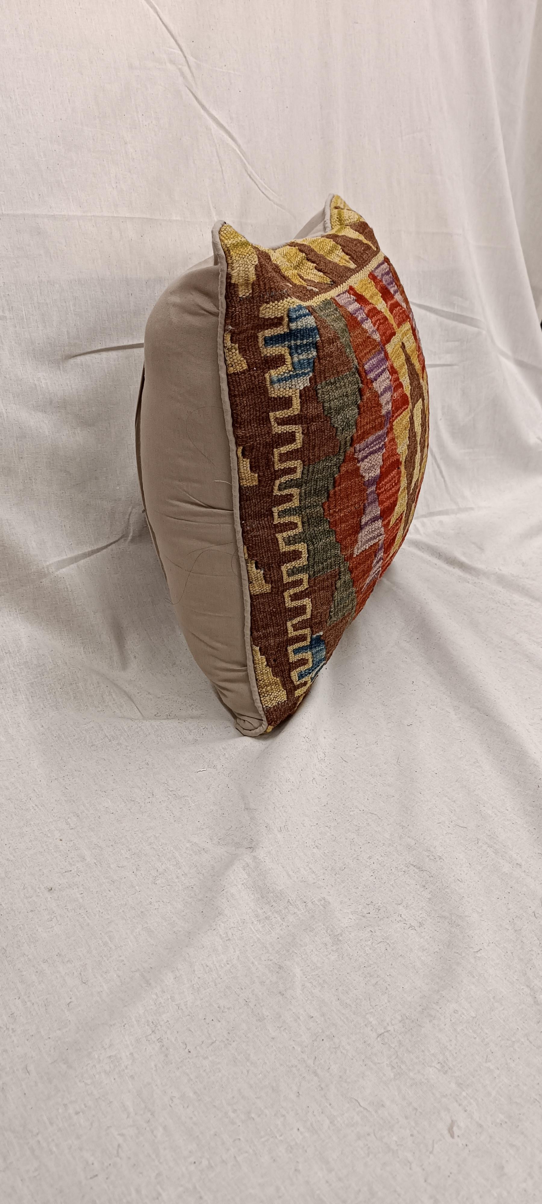 Cojín Kilim, Multicolor Tribal Zigzag Lana Cojín Geométrico Contemporáneo en Nuevo estado para la venta en Wembley, GB