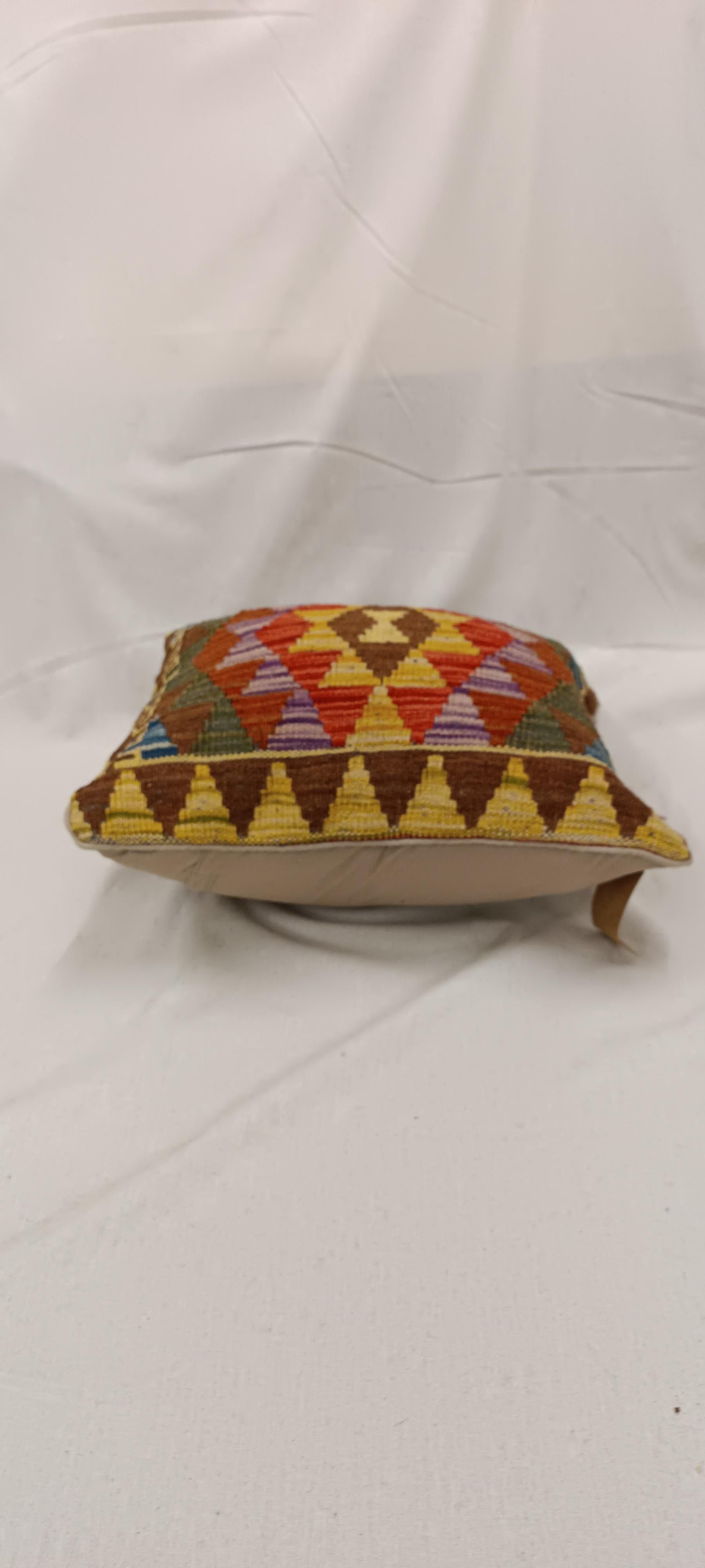 Cojín Kilim, Multicolor Tribal Zigzag Lana Cojín Geométrico Contemporáneo Siglo XXI y contemporáneo en venta