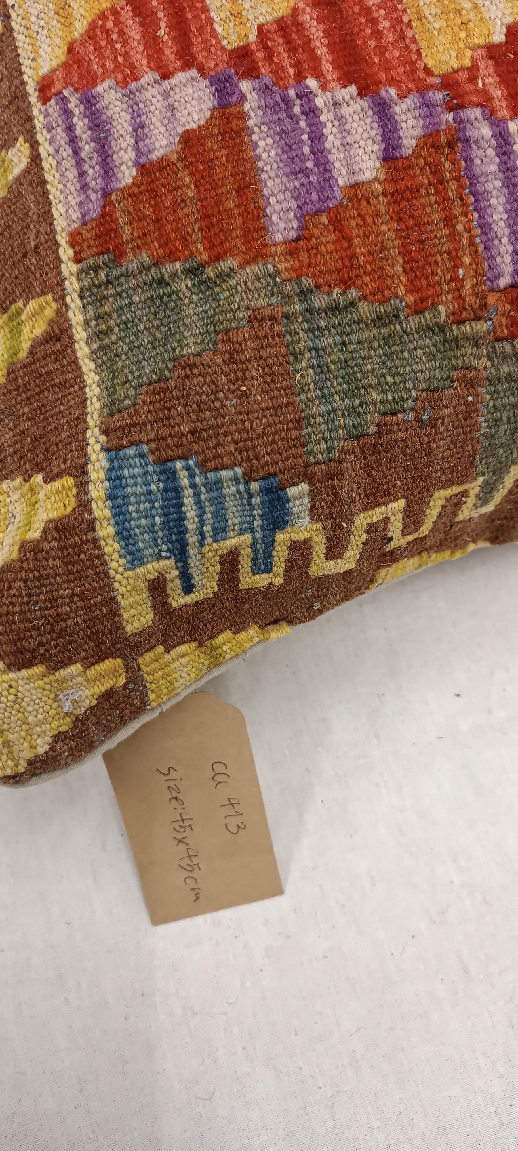 Cojín Kilim, Multicolor Tribal Zigzag Lana Cojín Geométrico Contemporáneo en venta 1