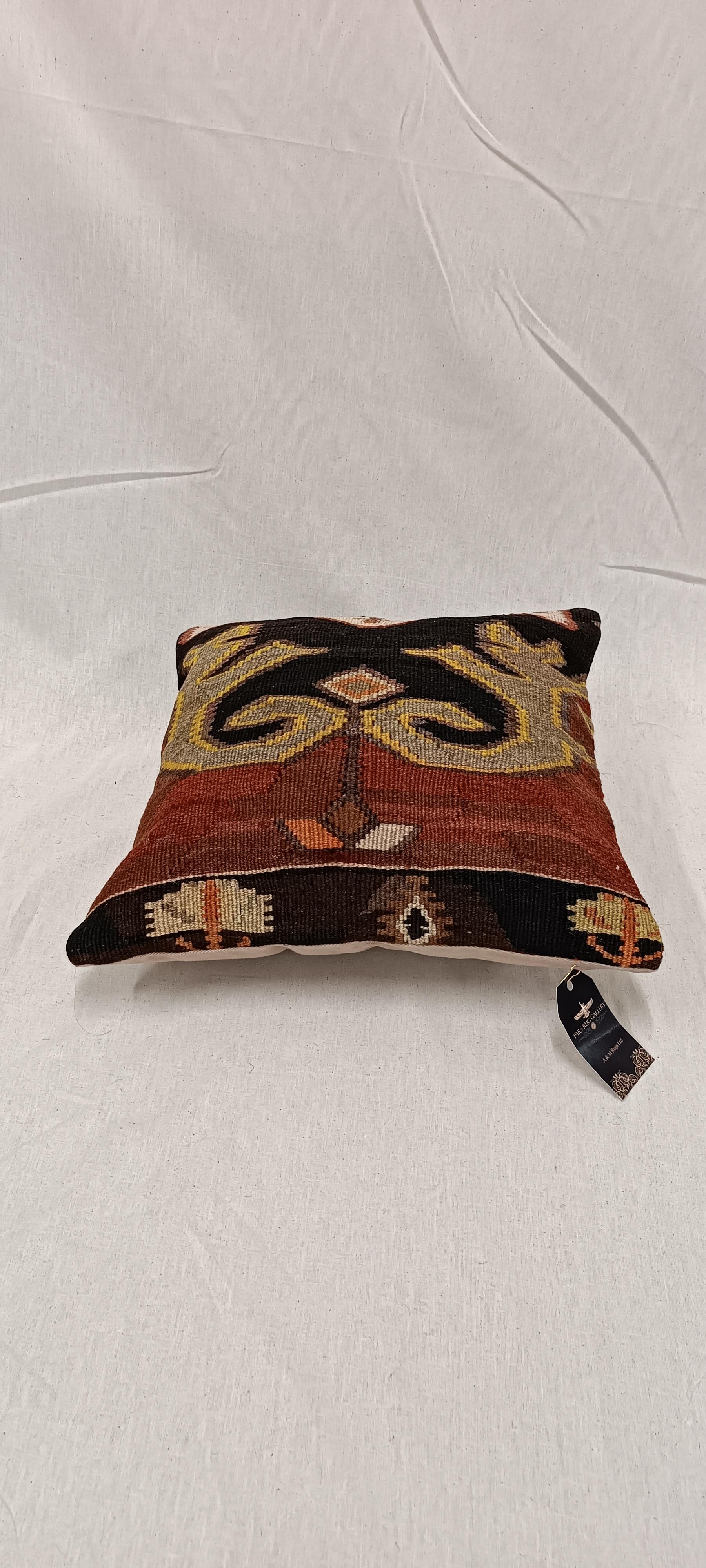 Housse de coussin Kilim turc contemporain - Bourgogne Multicolore Tribal Zigzag Wool Pillow

Ajoutez de la chaleur et une beauté artisanale à votre intérieur avec cette housse de coussin en kilim turc faite à la main, un mélange parfait d'artisanat