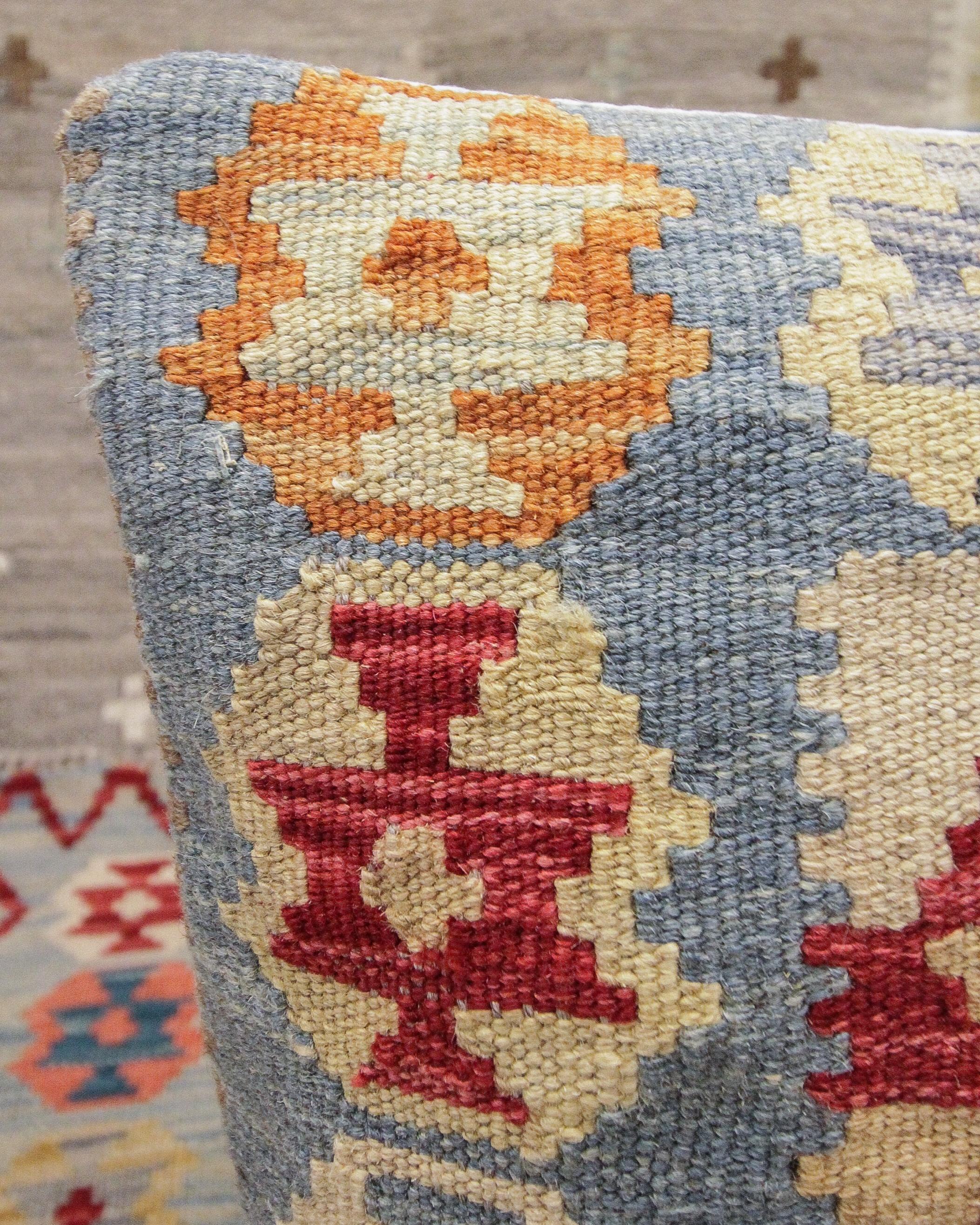 Mid-Century Modern Coussin de coussin Kilim en laine traditionnelle bleu ciel à grappes d'écailles en vente