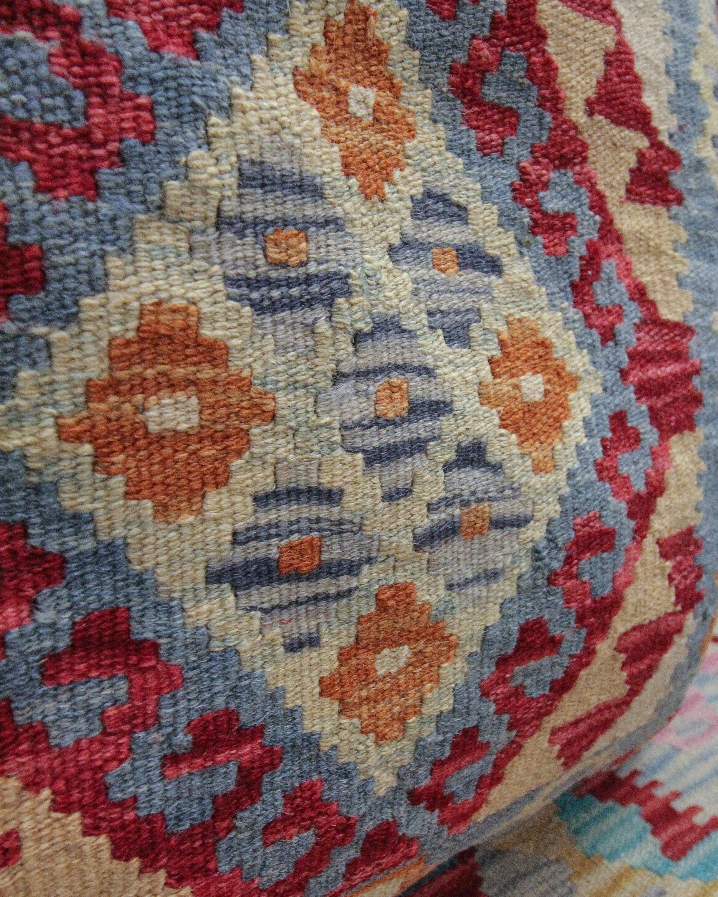 Afghan Coussin de coussin Kilim en laine traditionnelle bleu ciel à grappes d'écailles en vente